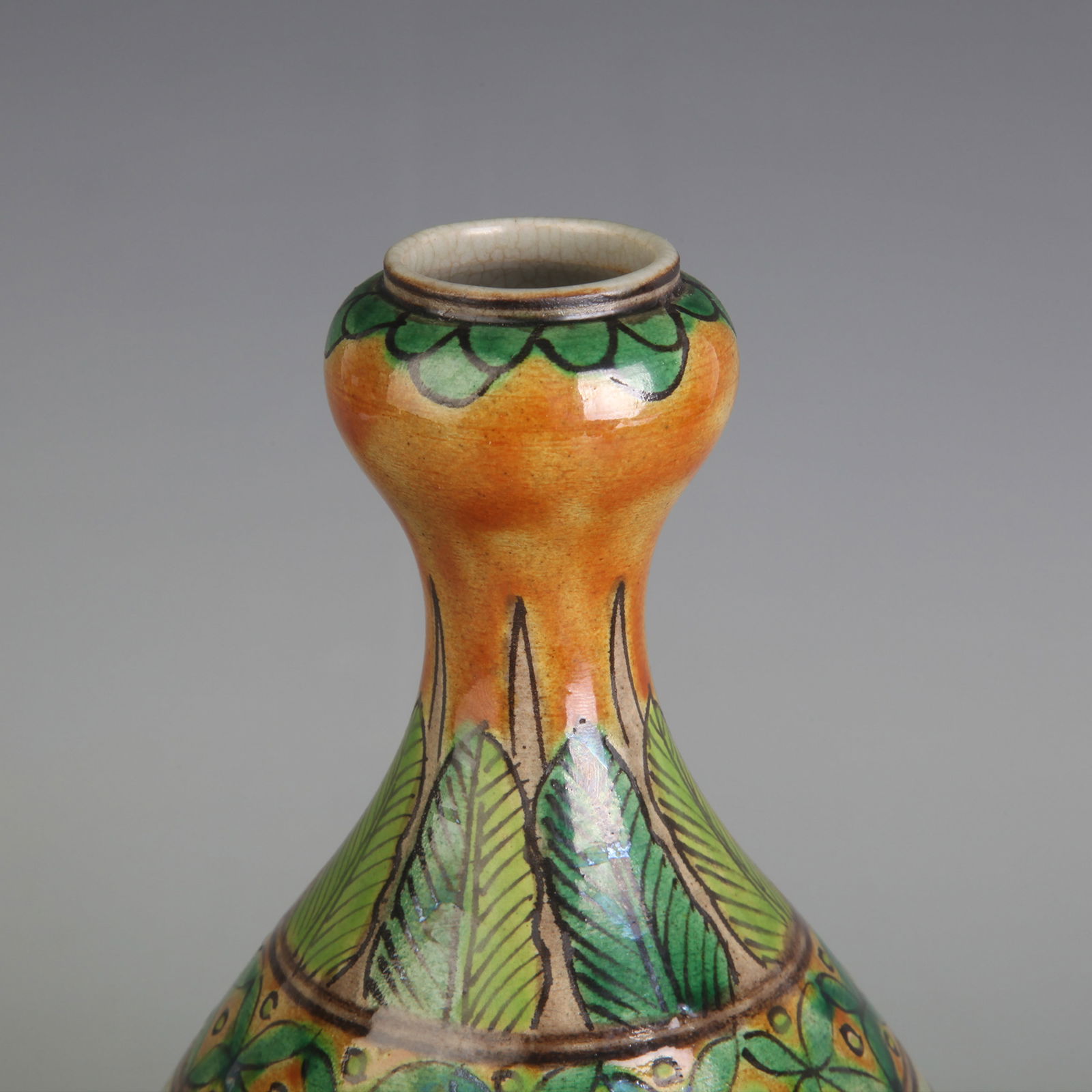 YELLOW GLAZE GREEN DECORATED FIGURE PATTERN GARLIC-HEAD VASE: Ming Dynasty Style Wan Li Period; Diameter: 2.4 inch; High: 8.5 inch