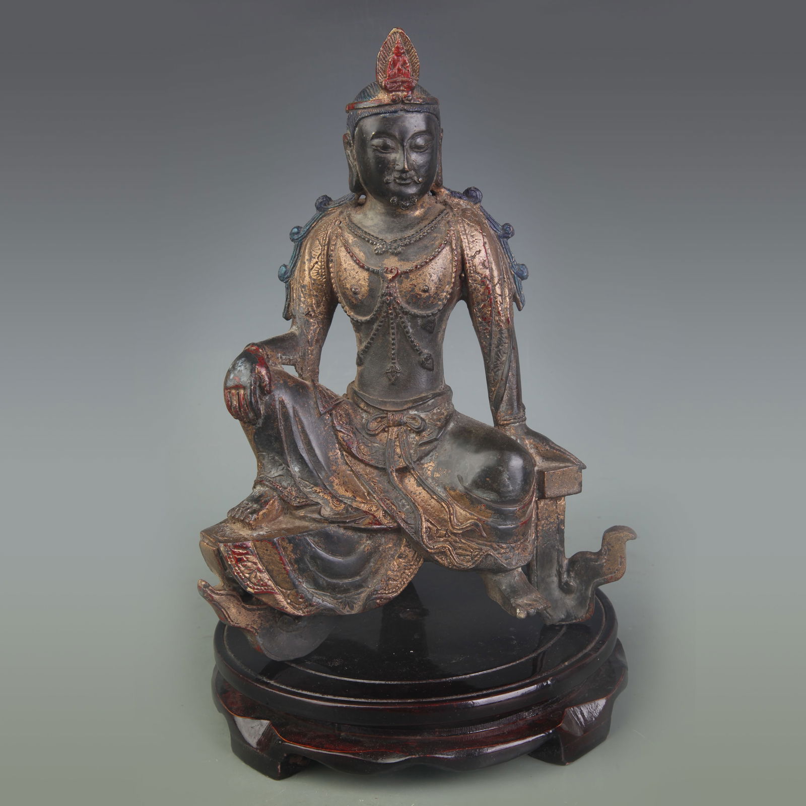 A FINE BRONZE GUANYIN STATUE: Qing Dynasty; Width: 7.0 inch; High: 9.6 inch;