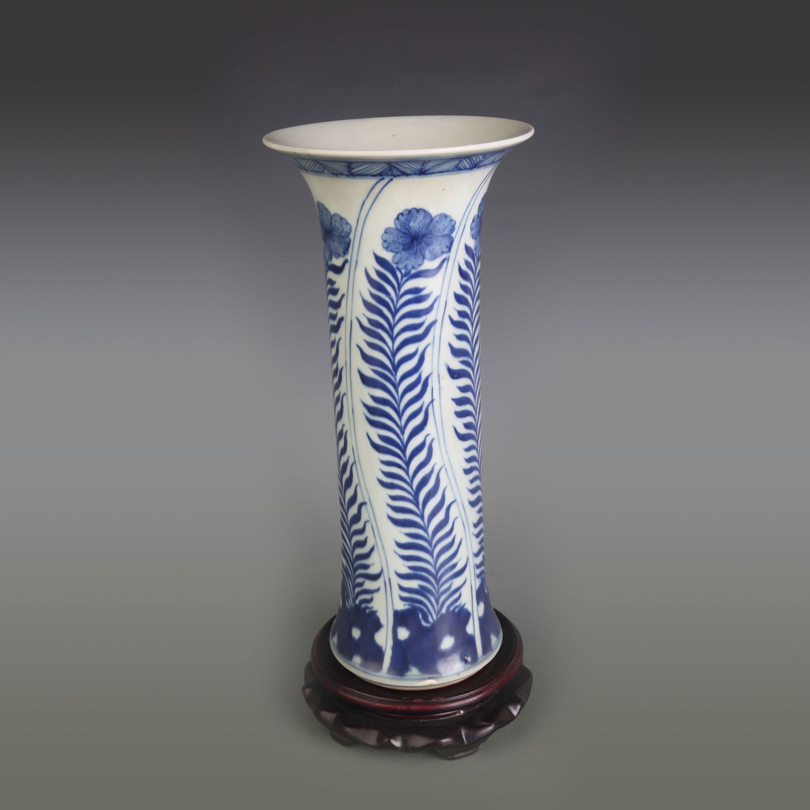 BLUE AND WHITE FLORAL PATTERN PORCELAIN FLOWER VASE (1 of 5)