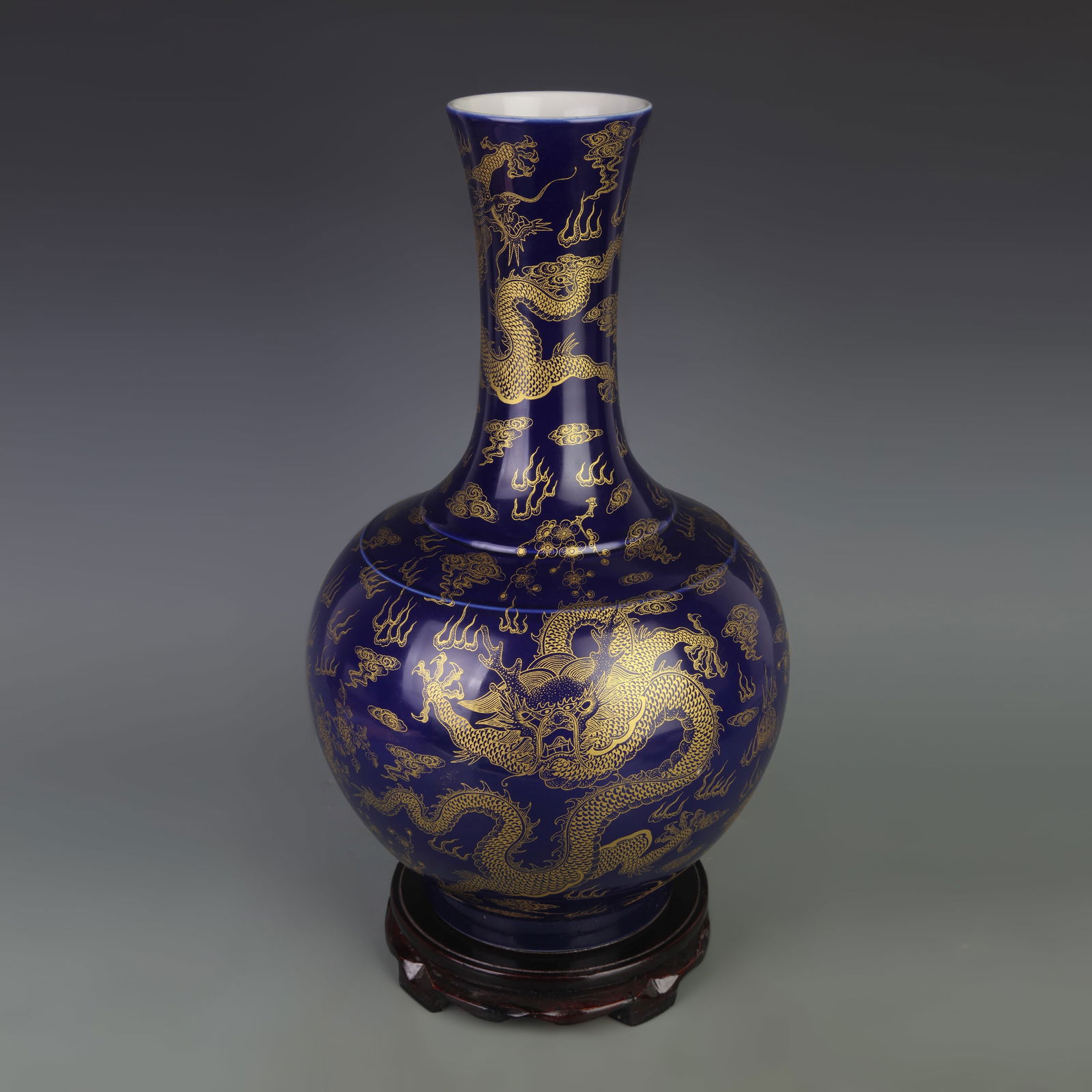 BLUE-GROUND GLOBULAR PORCELAIN VASE WITH DRAGON MOTIF: Qing Dynasty Kang Xi Period; Diameter: 10.0 inch; High:16.0 inch