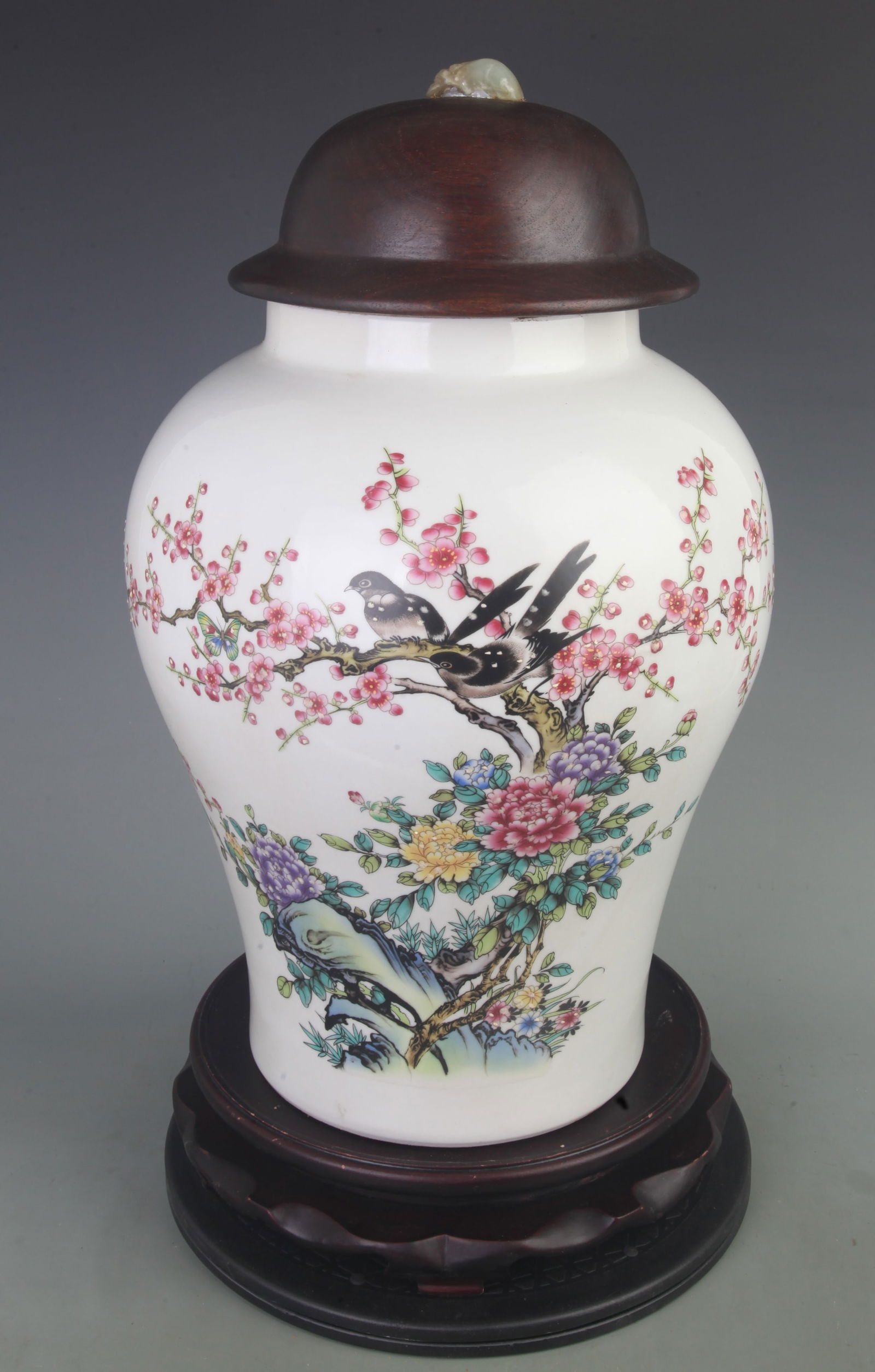 RARE FAMILLE-ROSE BIRD-AND-FLOWER GENERAL STYLE PORCELAIN JAR: Qing Dynasty; Diameter: 10.0 inch; High: 18.5 inch; 600