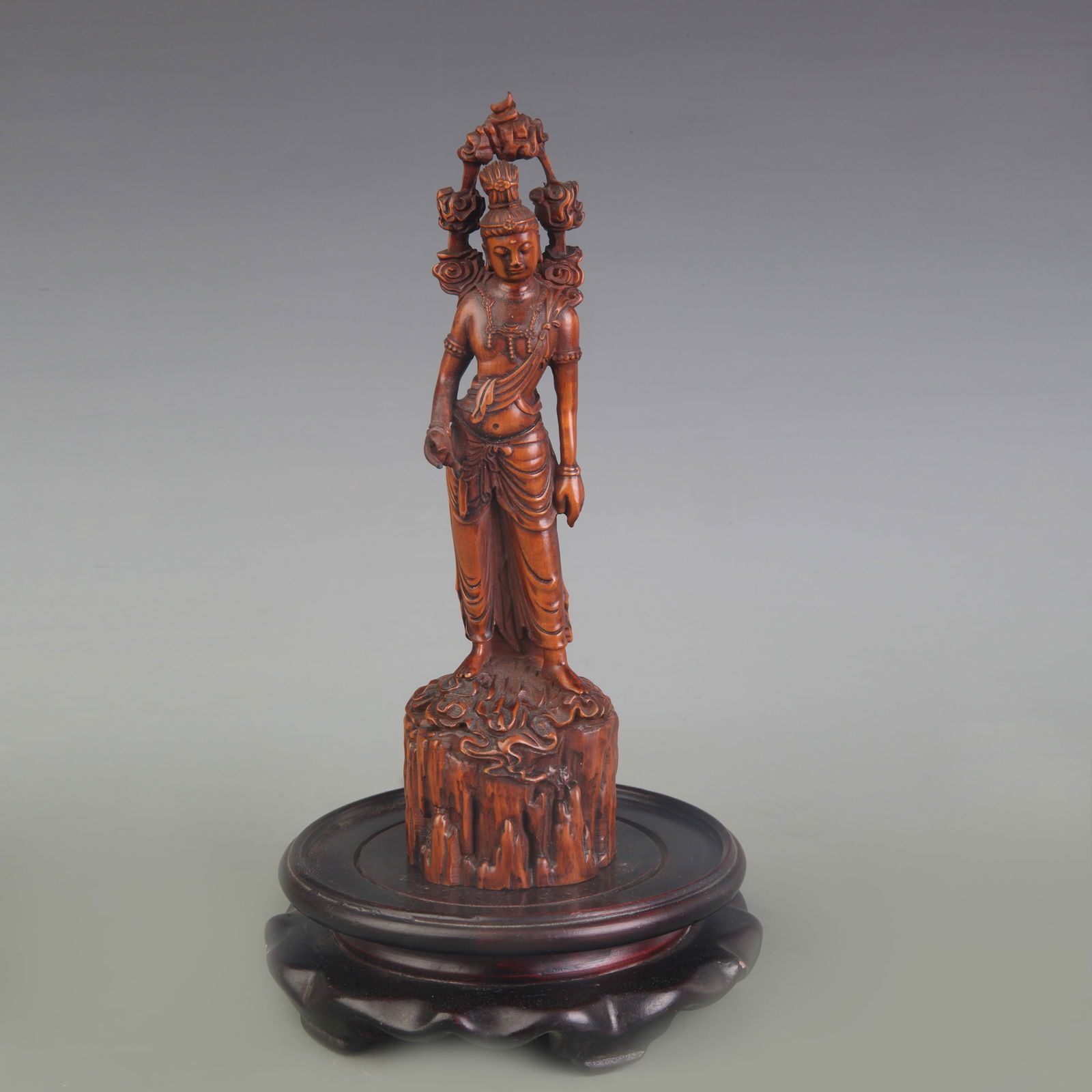 A FINE WOOD CARVING GUANYIN STATUE: Modern; High: 7.7 inch