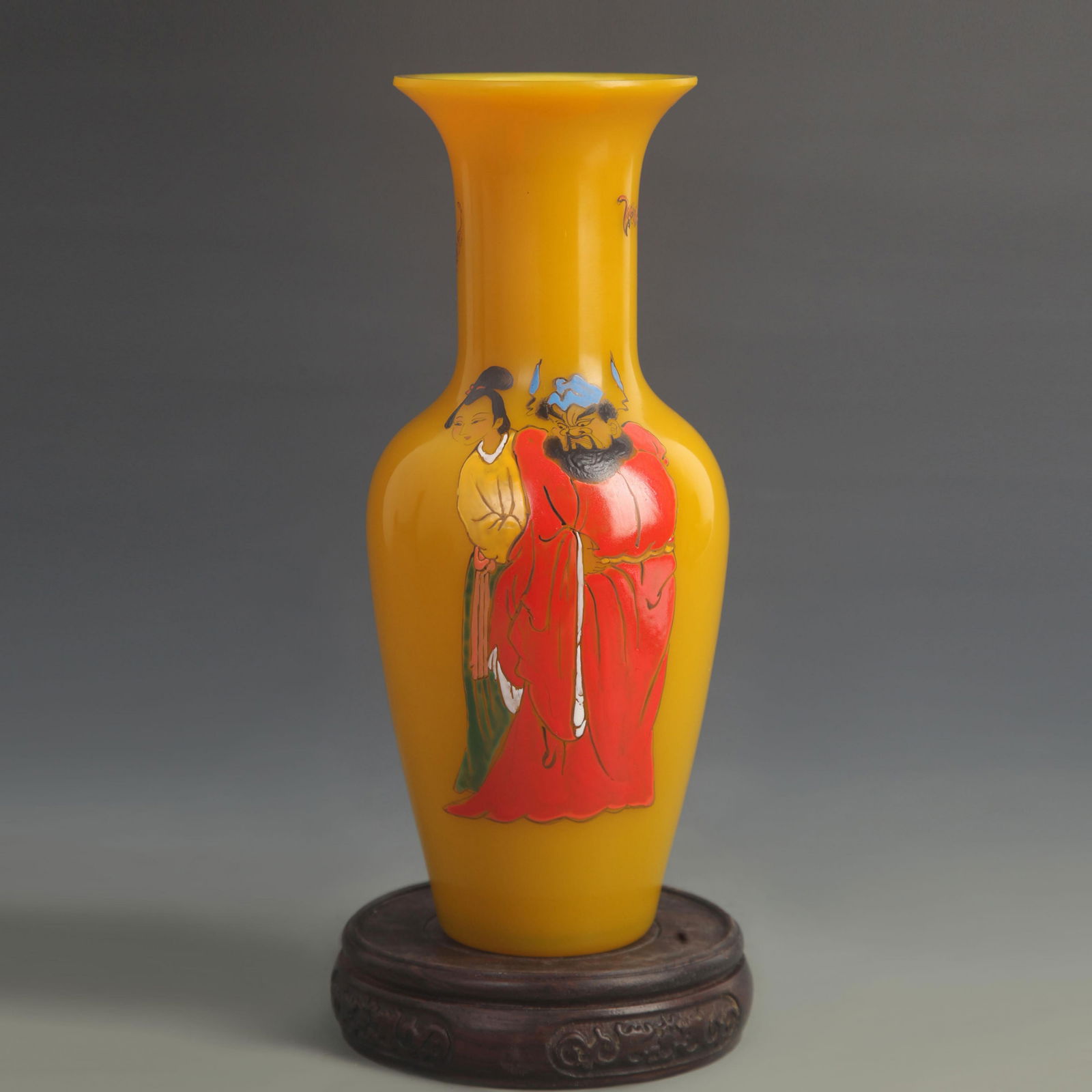 A FINE YELLOW GROUND ZHONG KUI PAINTED PORCELAIN BOTTLE: Qing Dynasty Qian Long Period, High: 8.75 inch; Diameter:3.00 inch;