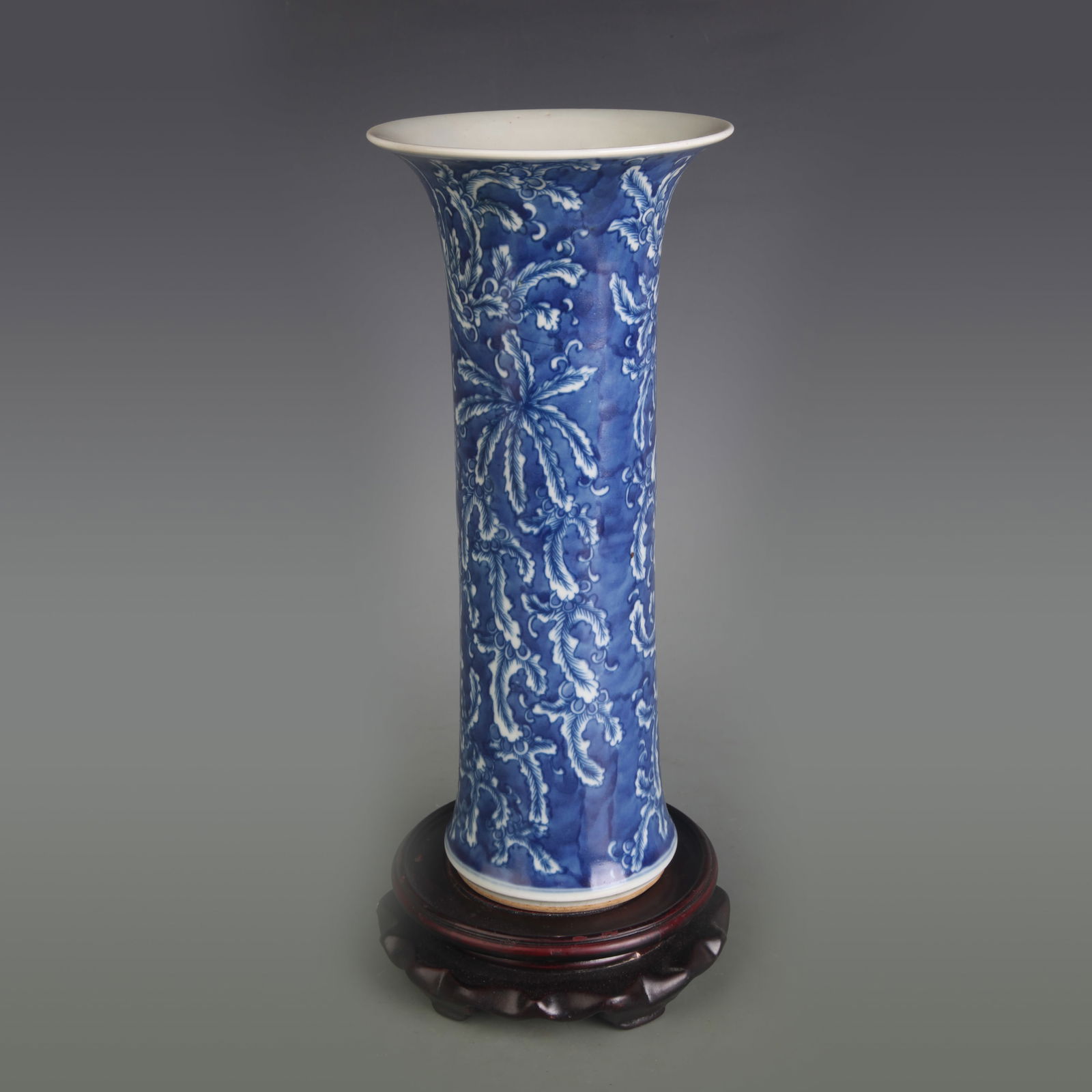 BLUE-AND-WHITE FLOWER PATTERN PORCELAIN VASE (1 of 5)