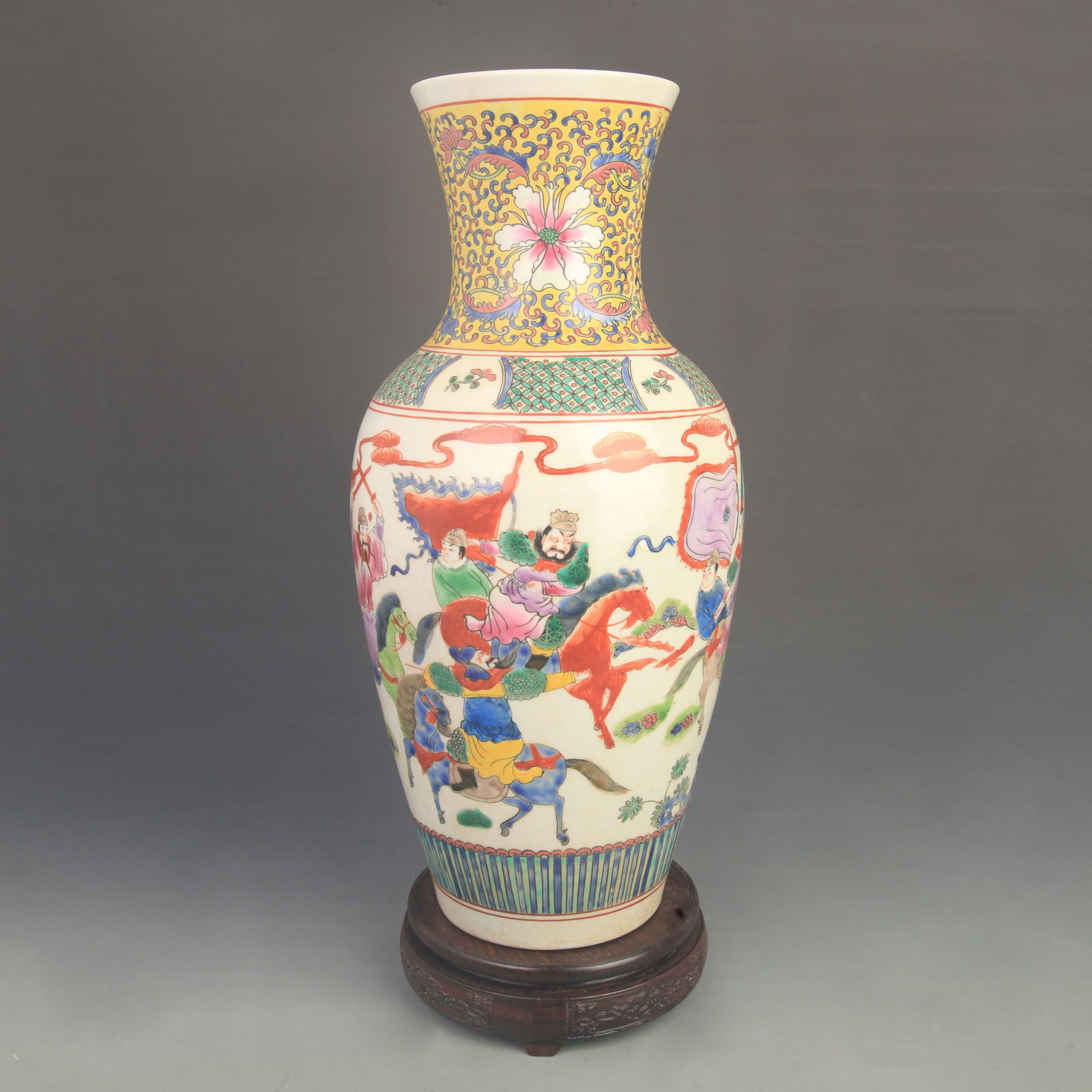 FAMILLE-ROSE FIGURE PATTERN PORCELAIN APPRECIATION VASE: Qing Dynasty Kang Xi Period; High: 17.0 inch; Diameter: 6.80 inch