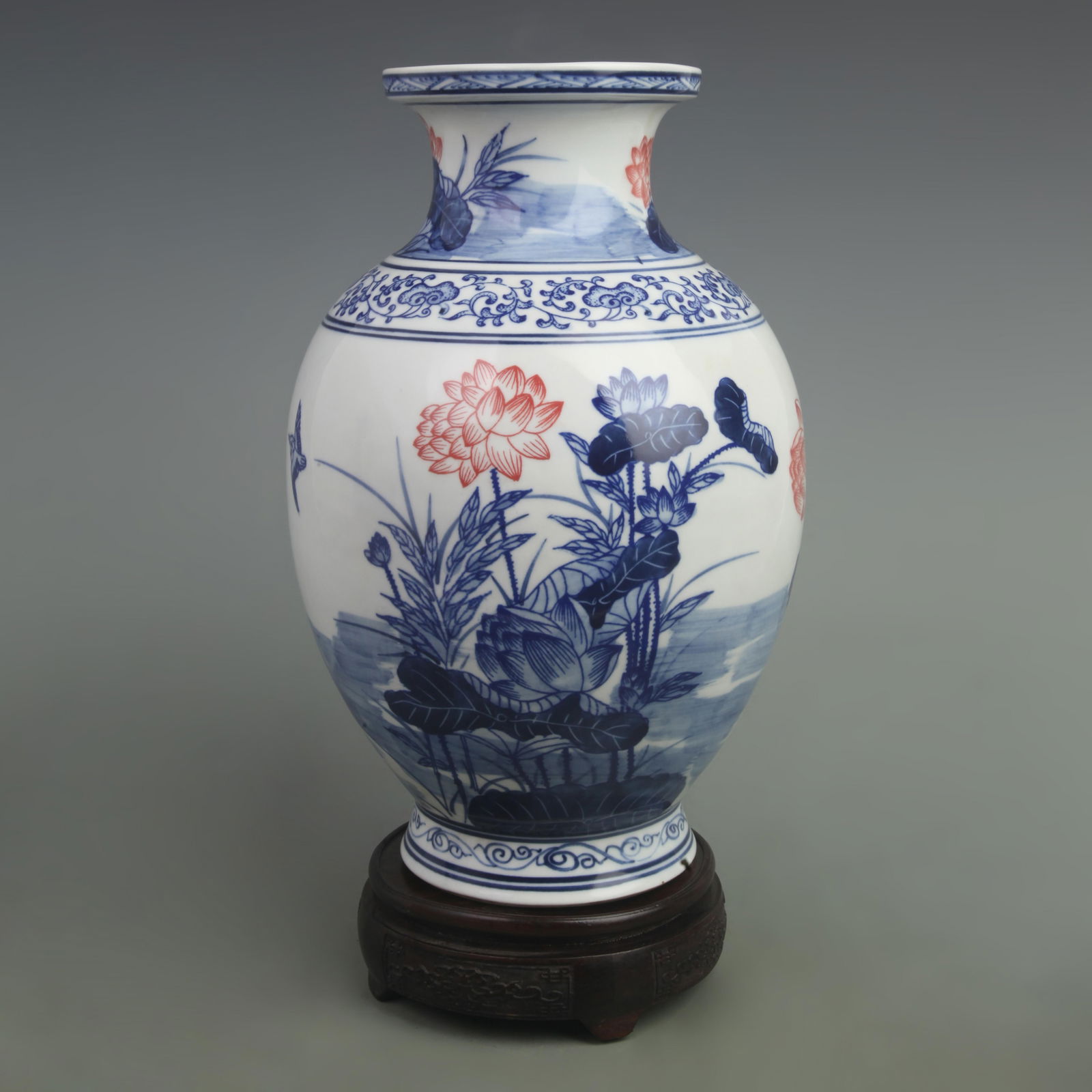 BLUE AND WHITE YOU LI HONG PATTERN WINTER MELON VASE: Qing Dynasty Yong Zheng Period; High: 12.00 inch; Width: 8.0 inch;