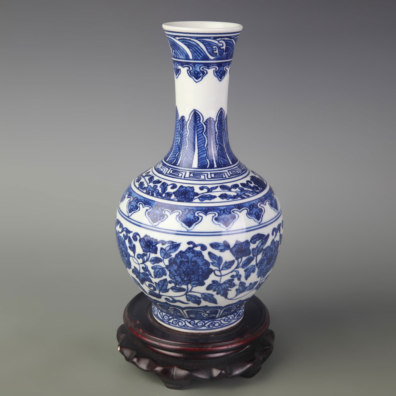 BLUE AND WHITE FLORAL PATTERN PORCELAIN VASE: Qing Dynasty Qian Long Period; Diameter: 2.4 inch; High: 9.2 inch