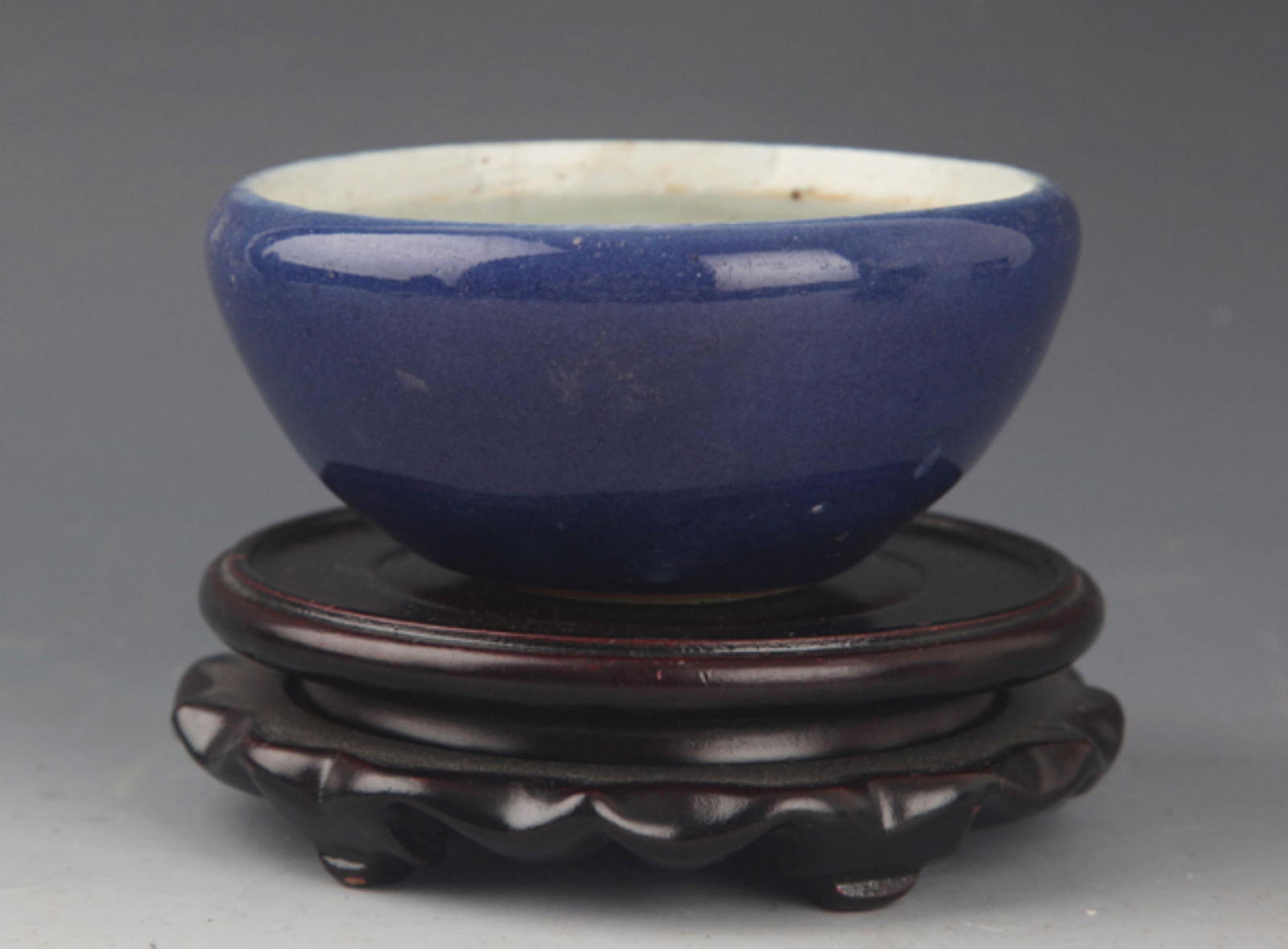 A BLUE COLOR PORCELAIN PEN WASH: Ming Dynasty Style, High: 2.0 inch; Diameter: 4.5 inch