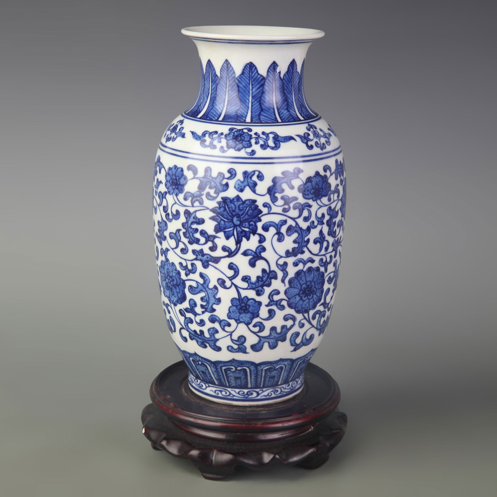BLUE AND WHITE FLORAL PATTERN PORCELAIN VASE: Qing Dynasty Qian Long Period; Diameter: 3.2 inch; High: 8.8 inch