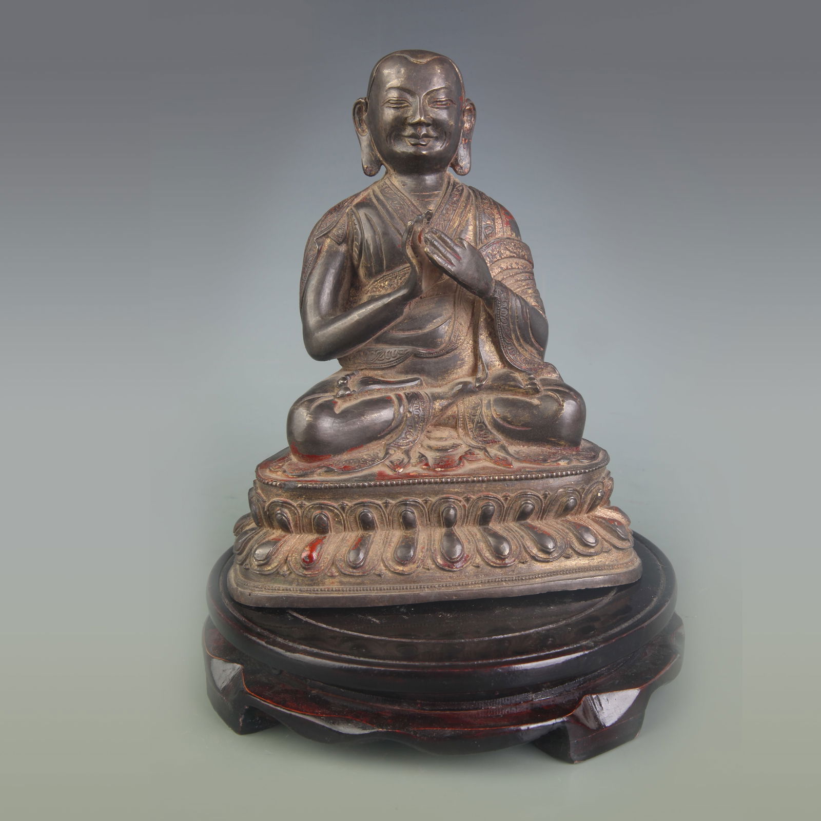 A FINE BRONZE GILT GURU STATUE: Qing Dynasty; Width: 5.9 inch; High: 7.1 inch