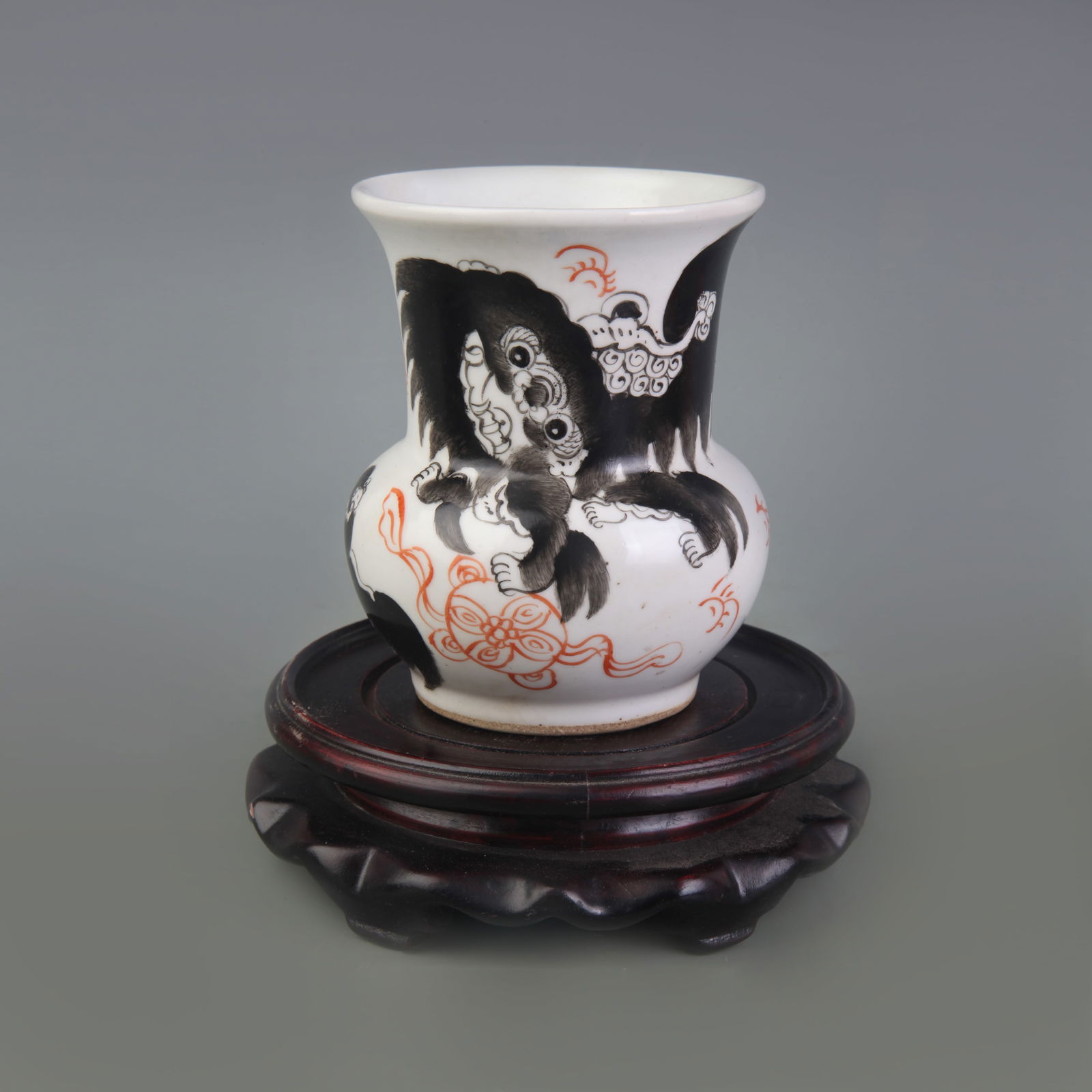 FAMILLE ROSE MYTHICAL BEAST DESIGN SPITTOON: Qing Dynasty Tong Zhi Period; Diameter: 3.1 inch; High: 4.1 inch