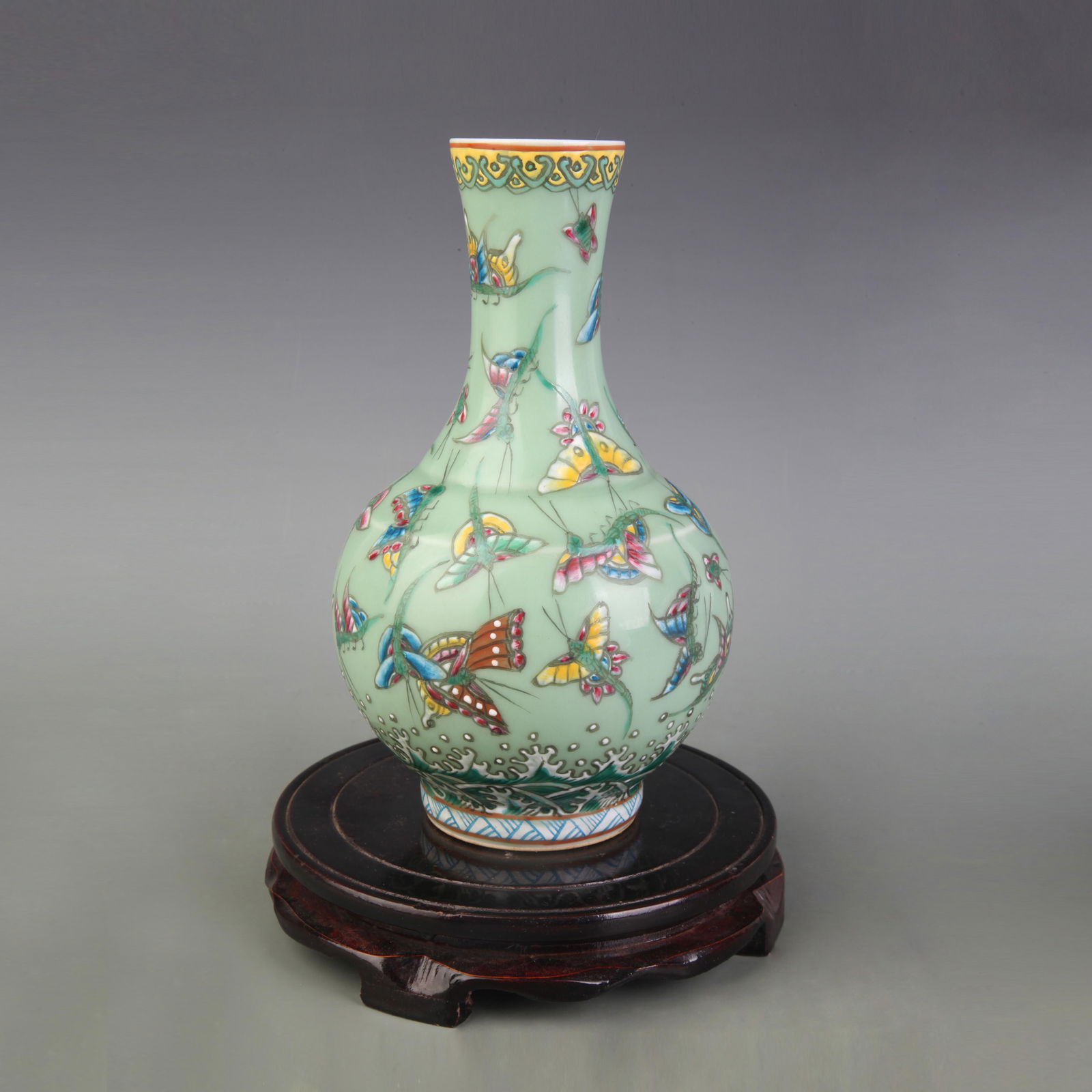 FAMILLE ROSE GLAZED BIRD AND FLOWER PATTERN CELESTIAL GLOBE VASE: Qing Dynasty; Diameter: 2.8 inch; High: 8.7 inch