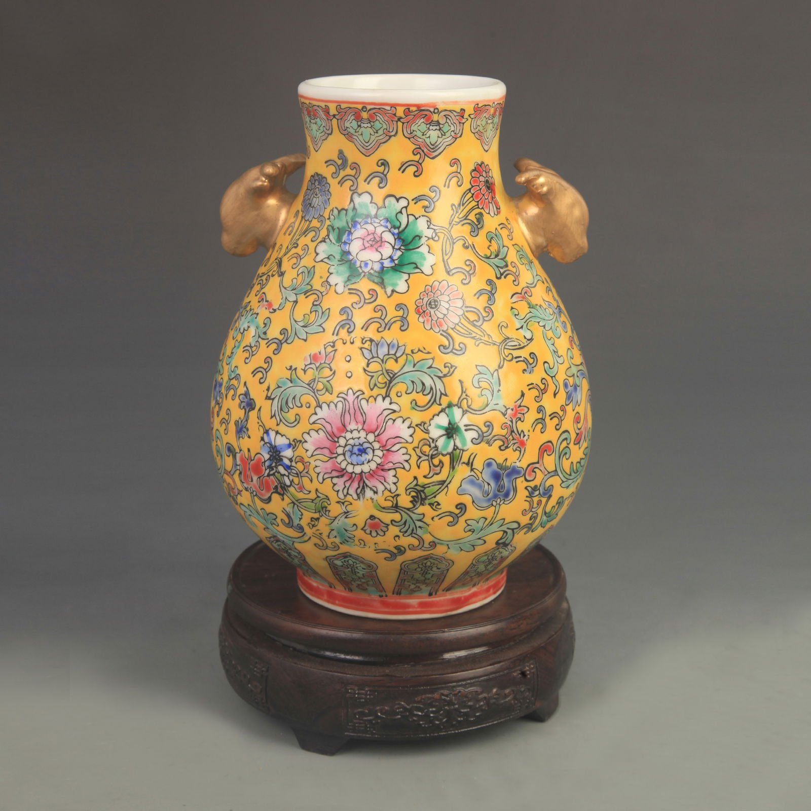 FAMILLE ROSE DEER HEAD ZUN STYLE PORCELAIN VASE: Qing Dynasty Qian Long Period, High: 8.20 inch; Diameter: 6.00 inch;