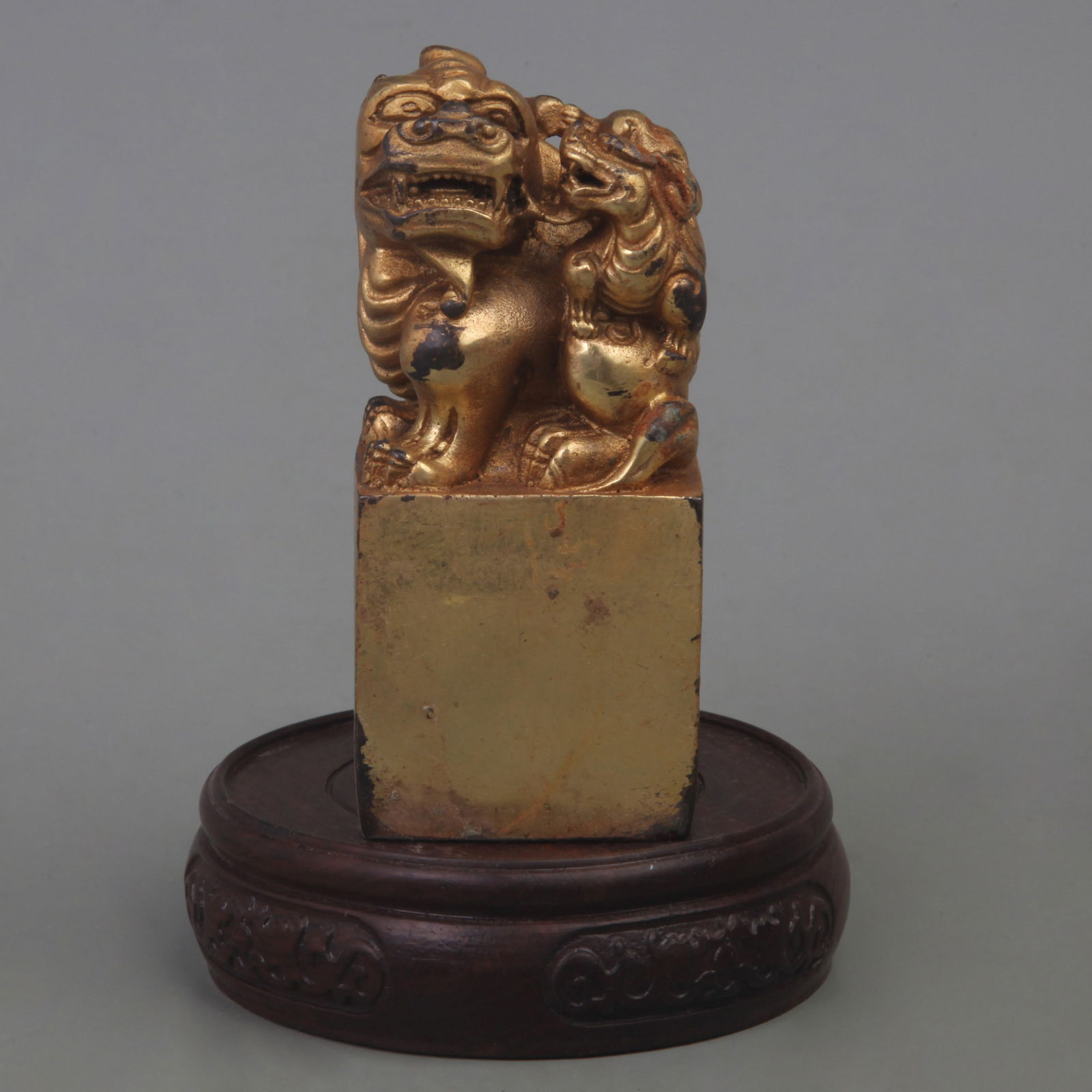 A FINE LION PATTERN BRONZE SEAL: Qing Dynasty, High: 4.2 inch; Width: 1.8 inch;Diameter:1.8 inch;