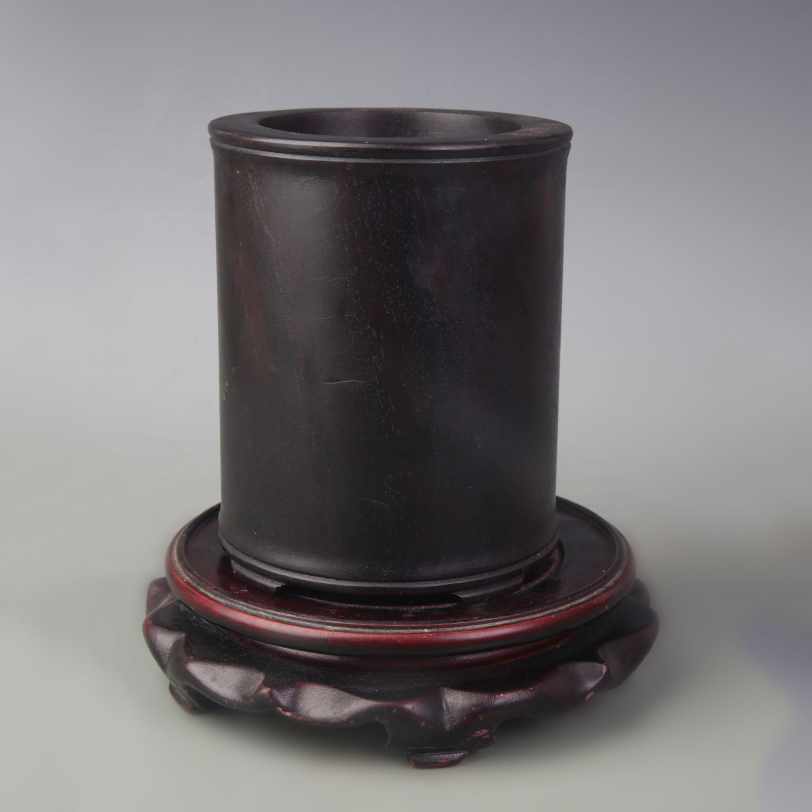 A FINE SANDALWOOD MADE BRUSH POT: Qing Dynasty; Diameter: 4.6 inch; High: 5.8 inch
