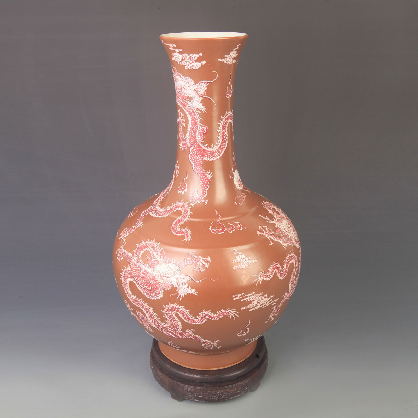 A SAUCE COLOR GROUND FAMILLE ROSE PORCELAIN VASE: Qing Dynasty Kangxi Period, High: 16.3 inch; Diameter: 9.00 inch;