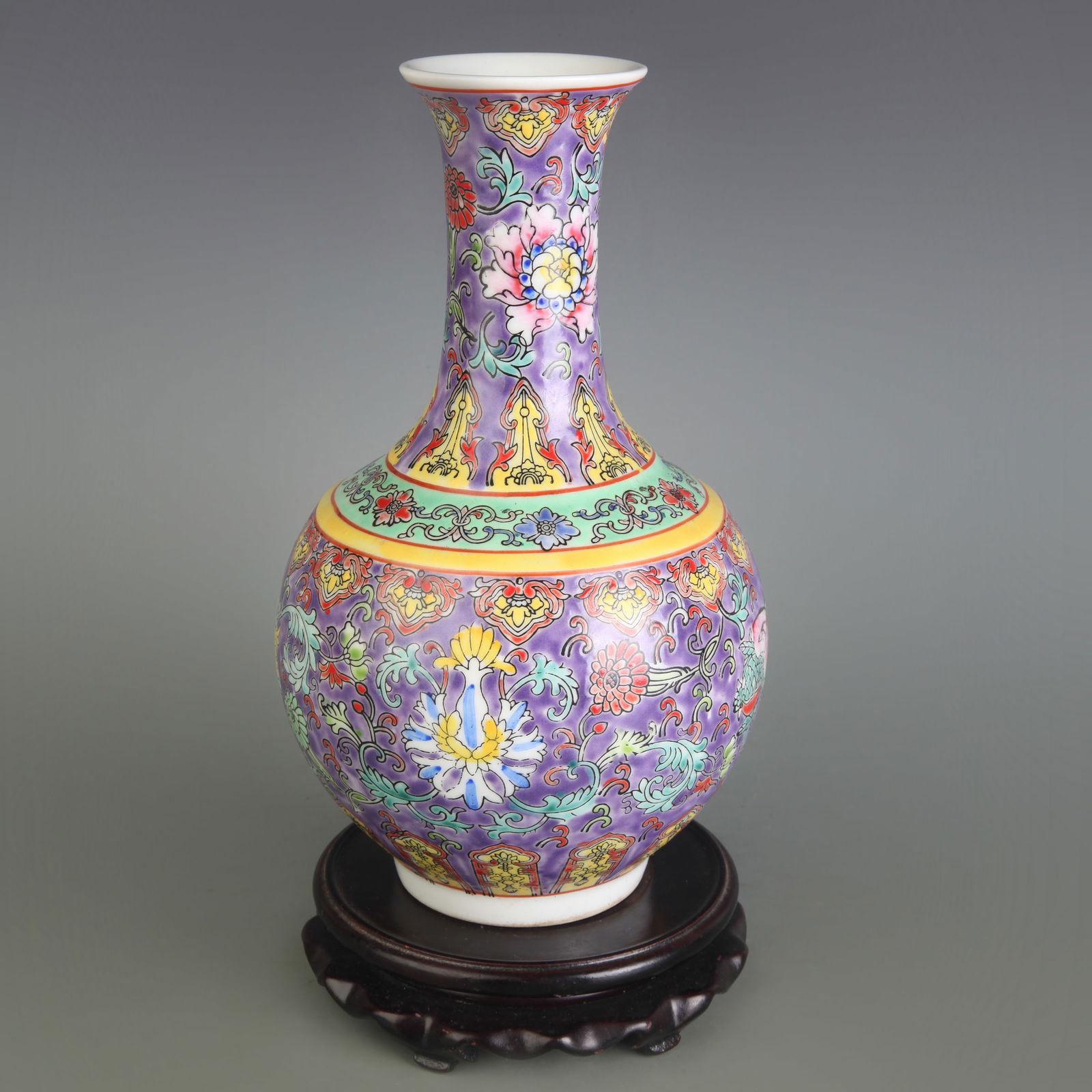 WANG BING RONG MARK AUSPICIOUS BIRD AND LOTUS PORCELAIN PEN HOLDER: Qing Dynasty; High: 6.80 inch; Diameter: 3.00 inch;