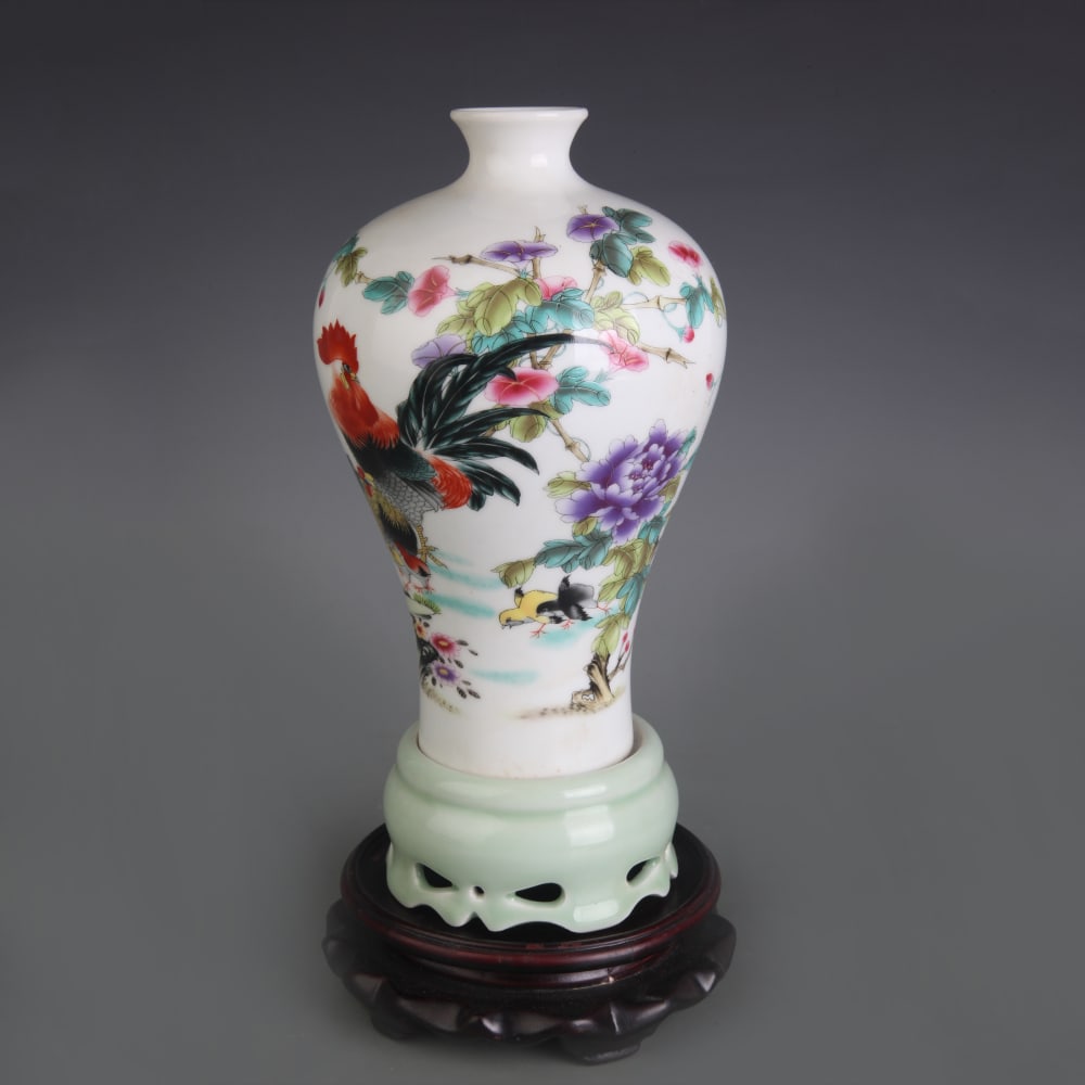 FAMILLE ROSE CHICKEN PATTERN INNER SPINNING BOTTLE: Qing Dynasty Yong Zheng Period; Width: 4.8 inch; High: 9.2 inch
