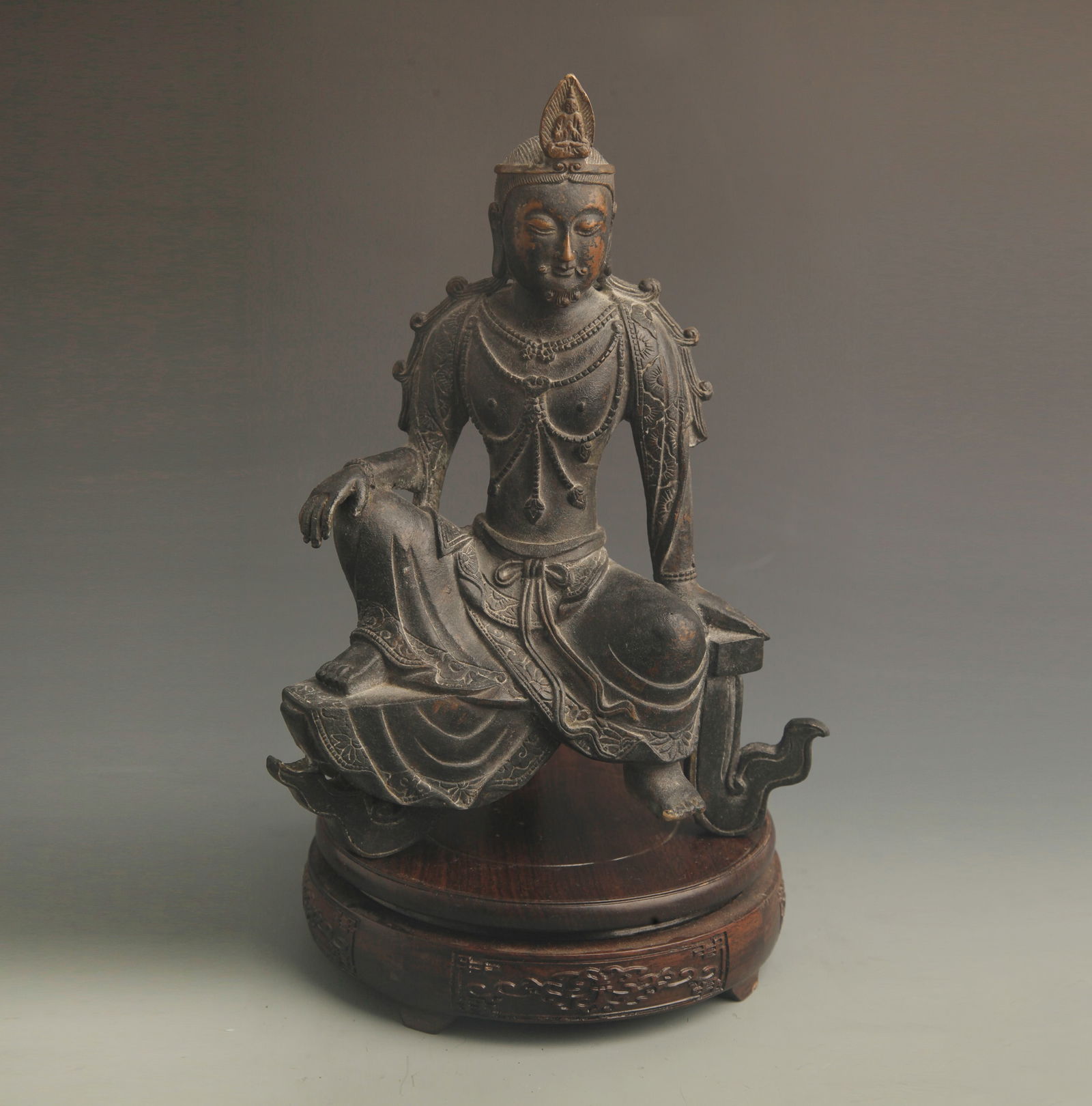 BRONZE FIGURE OF THE MALE GUANYIN SITTING STATUE: 16th Century, High: 10.00 inch; Width: 7.0 inch;