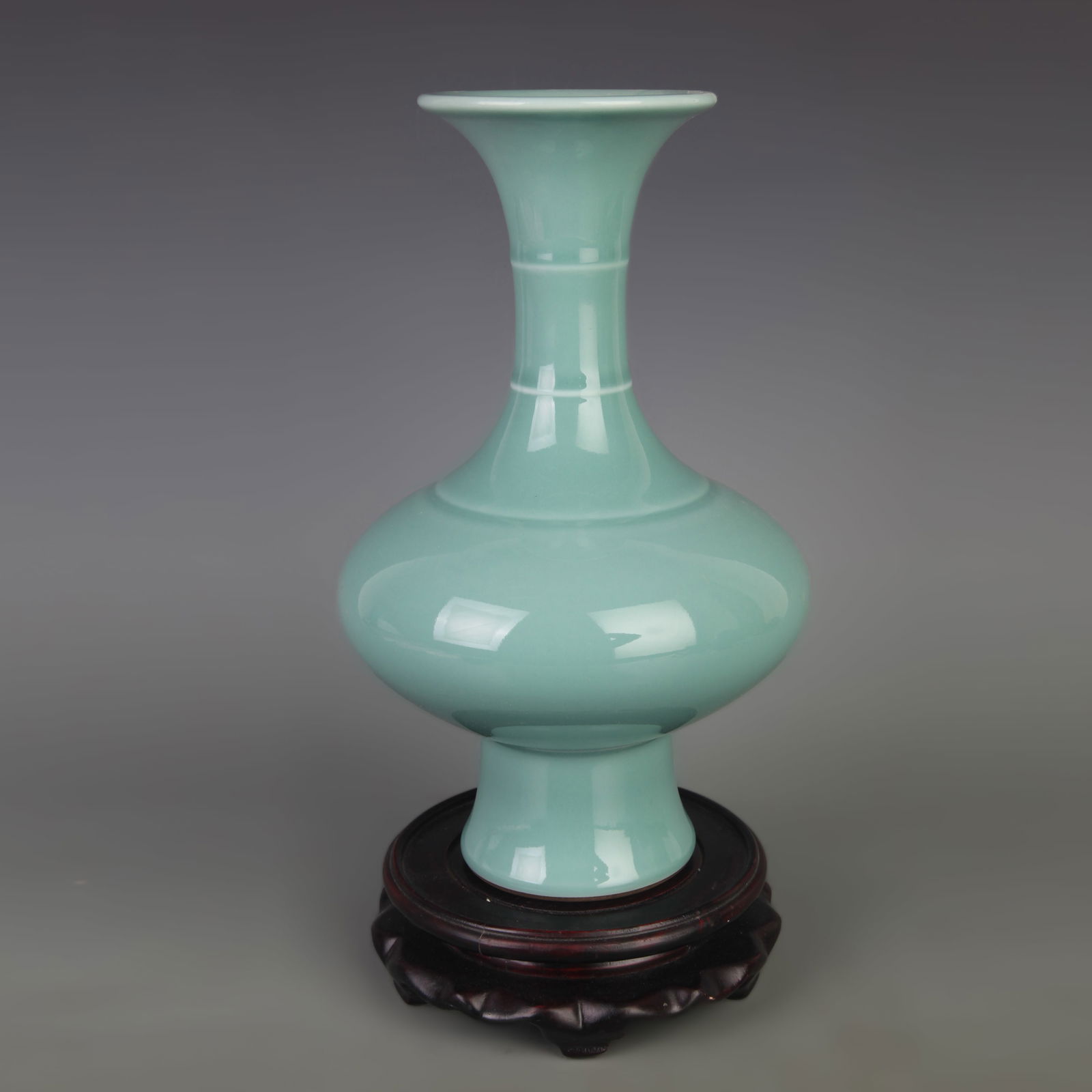 YING QING-GLAZED PORCELAIN APPRECIATION VASE: Qing Dynasty Qian Long Period; Diameter: 5.8 in; High: 9.3 in;