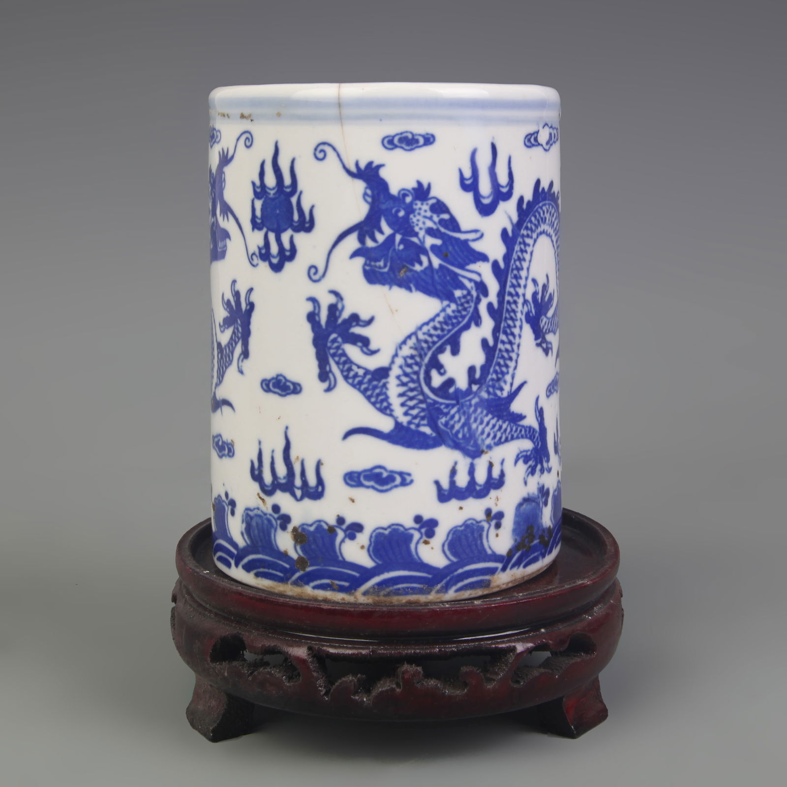 BLUE-AND-WHITE DRAGON-PATTERN BRUSH POT (WITH CRACK): Qing Dynasty Qian Long Period; Diameter: 3.5 inch; High: 4.6 inch
