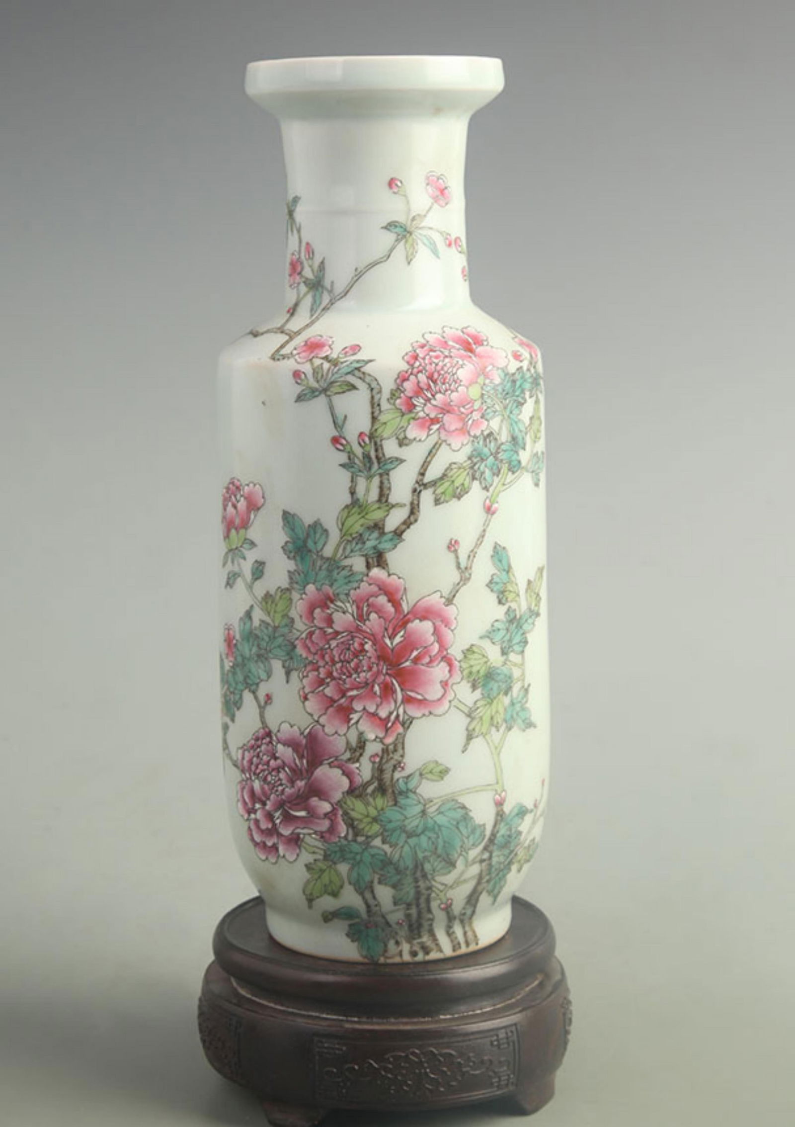 FAMILLE ROSE PEONY PATTERN CLUB STYLE PORCELAIN VASE: Qing Dynasty Kang Xi Period;High: 10.8 inch;Width: 4.00 inch
