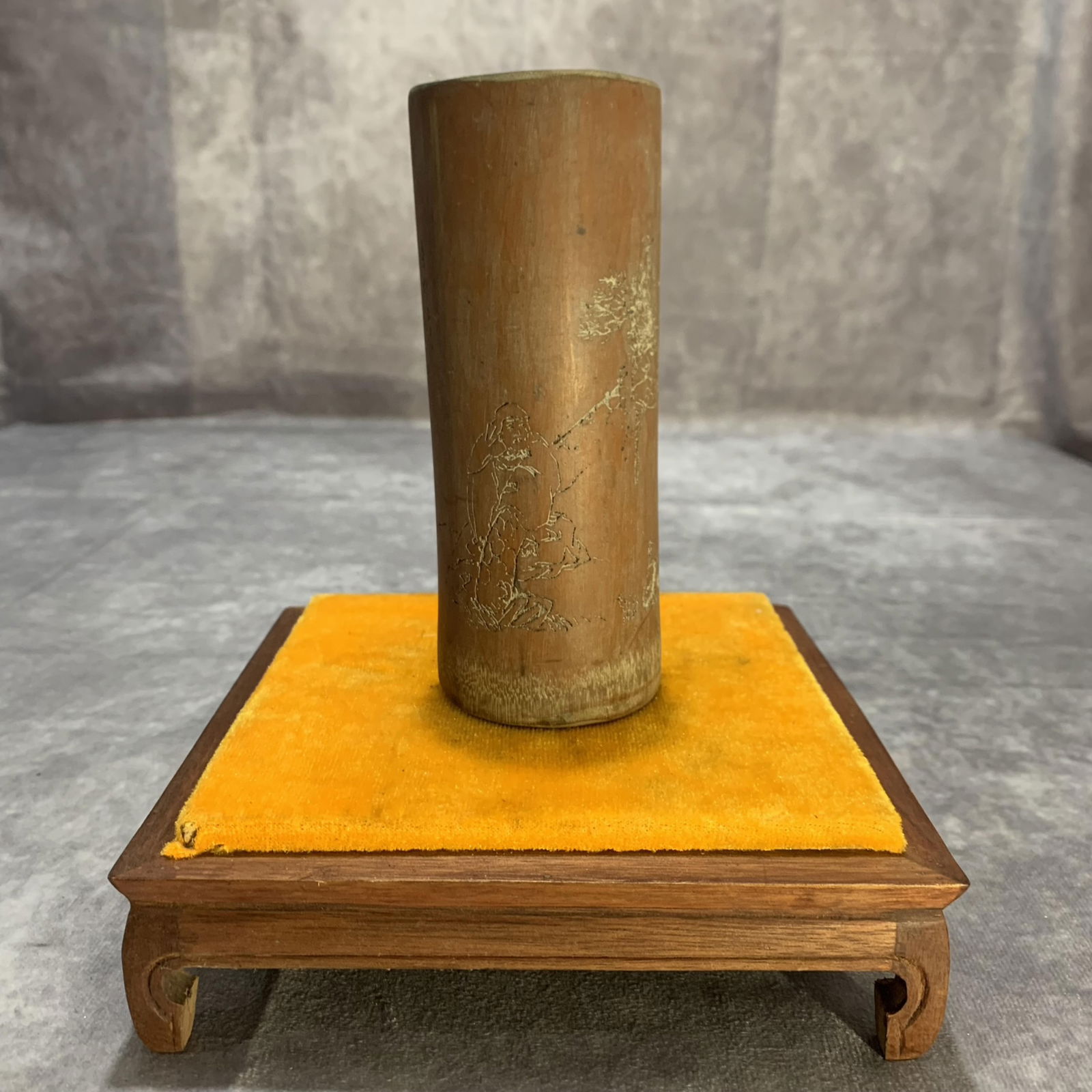 A FINELY CARVED BAMBOO PEN HOLDER: Qing Dynasty, Long: 5.6 inch; Width: 2.3 inch; High: 2.3 inch;