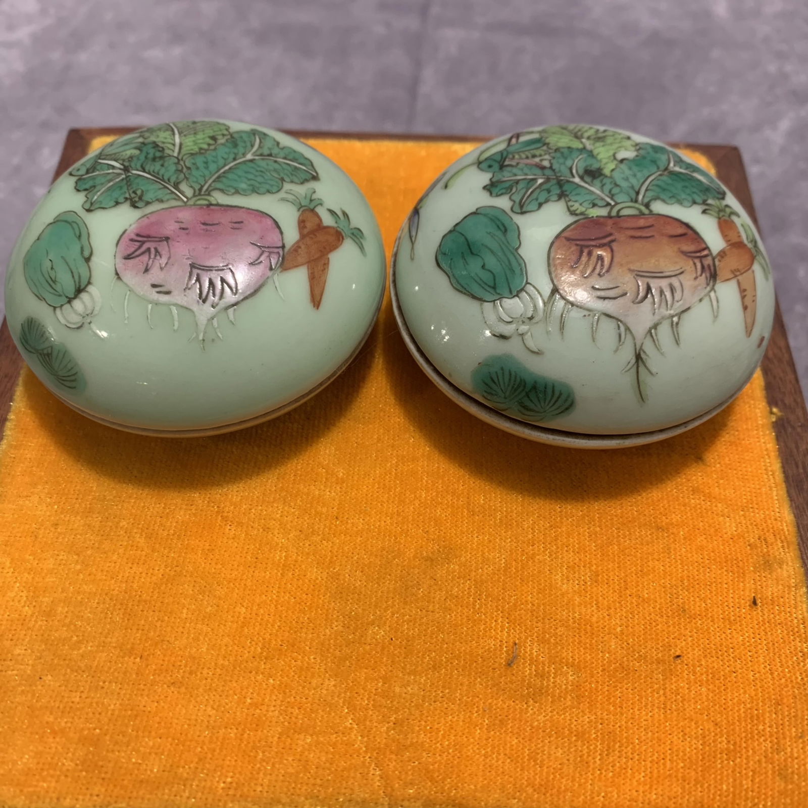 PAIR OF FAMILLE ROSE PAINTING PORCELAIN BOX: Modern, Long: 1.3 inch; Width: 2.7 inch; High: 2.7 inch;