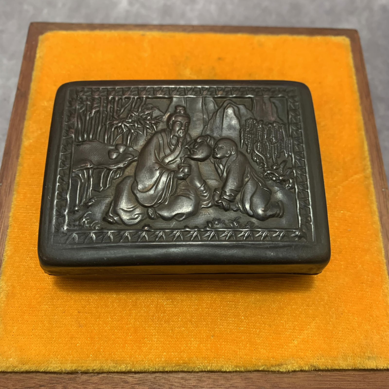 A FINELY CARVED BRONZE INK BOX: Modern; Long: 1.2 inch; Width: 2.7 inch; High: 3.7 inch;