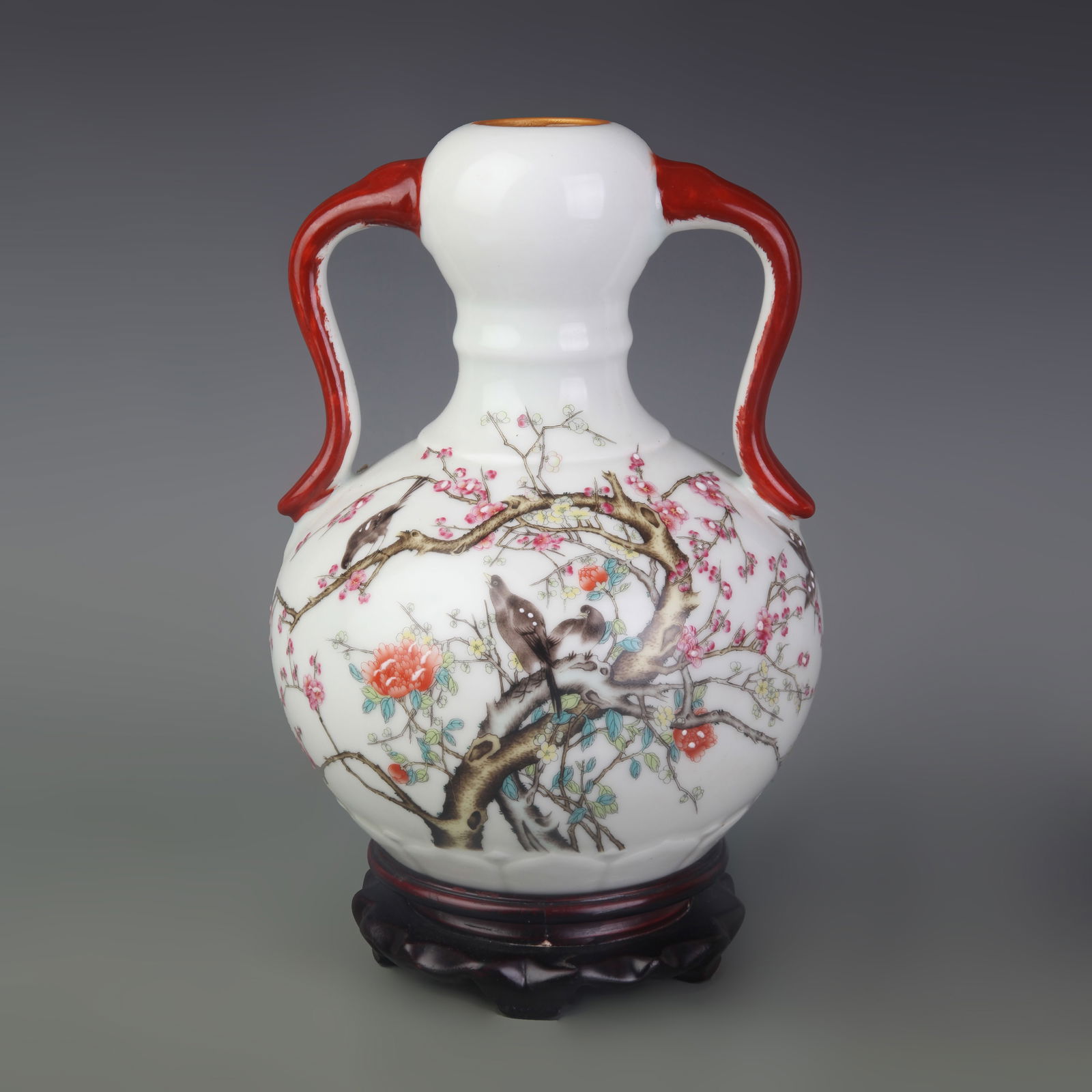 FAMILLE ROSE BIRD AND RUYI PATTERN GARLIC HEAD VASE: Qing Dynasty Qian Long Period; High: 10 inch; Diameter: 1.4 inch