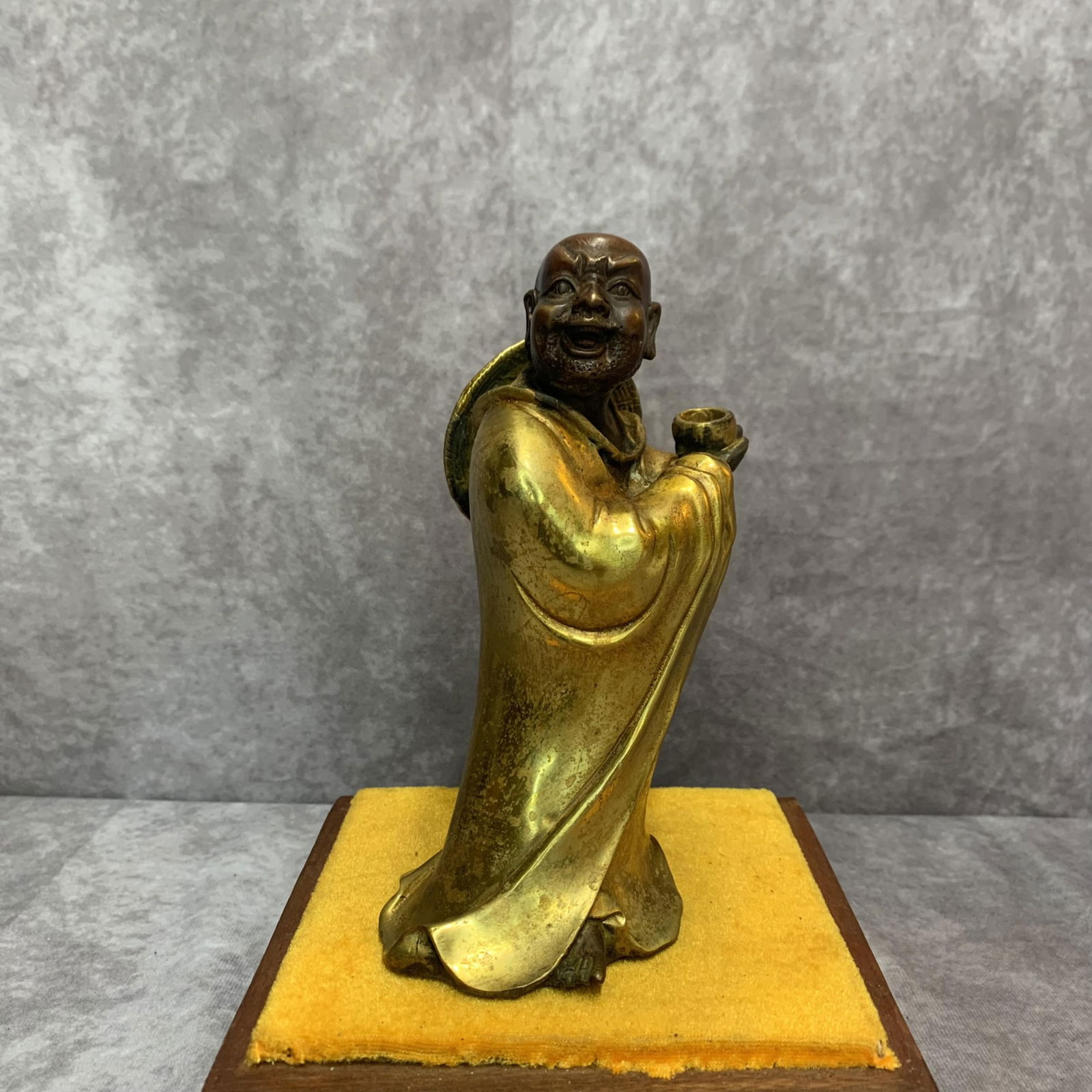 A FINE BRONZE LU HAN STATUE - 2