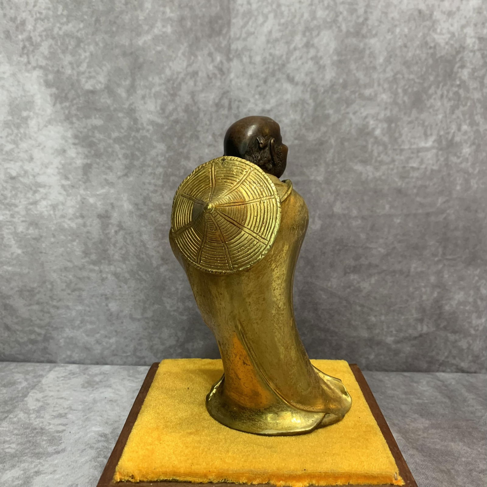 A FINE BRONZE LU HAN STATUE - 4