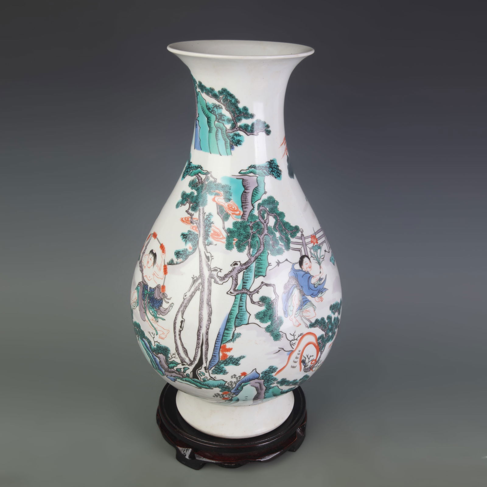 FINE FAMILLE ROSE CHARACTER PATTERN YU HU CHUN PORCELAIN VASE: Qing Dynasty Kangxi Period: High: 15.5 inch; Diameter: 5.5 inch;