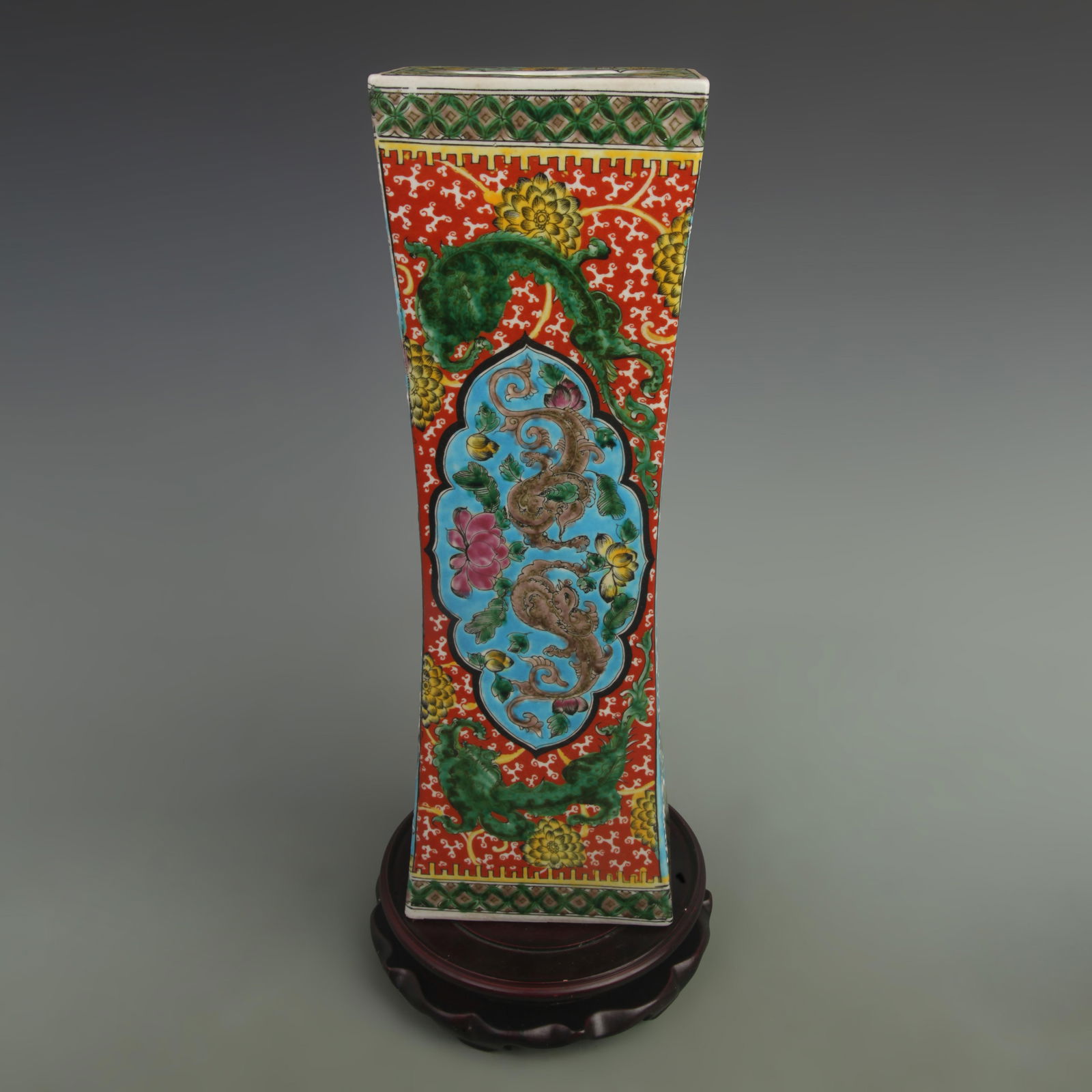 A FINE SAN CAI COLOR FLOWER PATTERN PORCELAIN PILLOW: Qing Dynasty Kangxi Period: Long: 16.8 inch; Width: 5.5 inch; High: 3.5 inch;