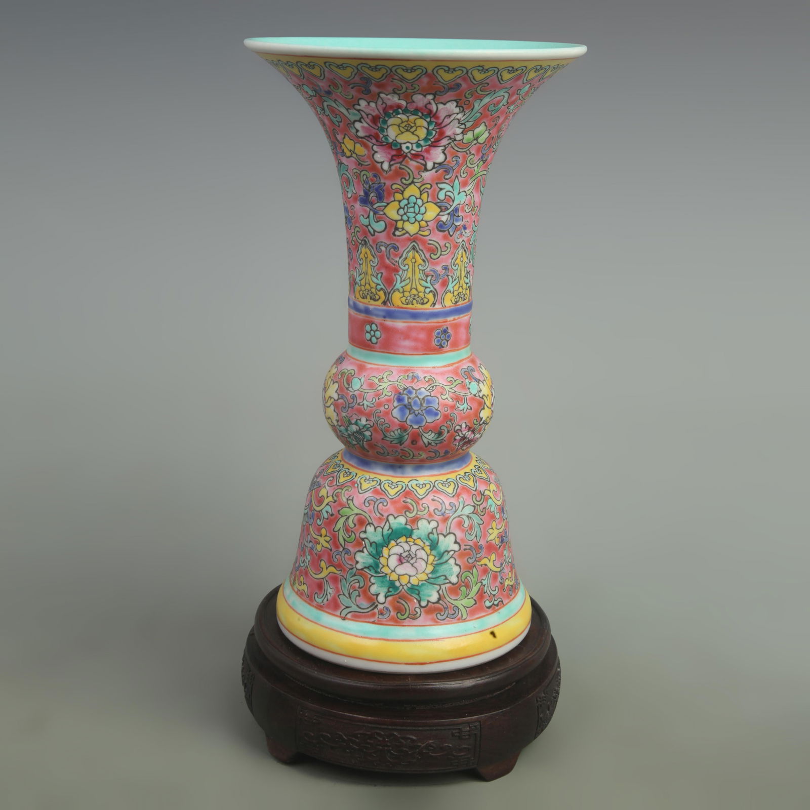 A FINE FAMILLE ROSE COLOR PORCELAIN FLOWER JAR: Qing Dynasty Qian Long Period; High: 9.7 inch; Diameter: 5.4 inch;