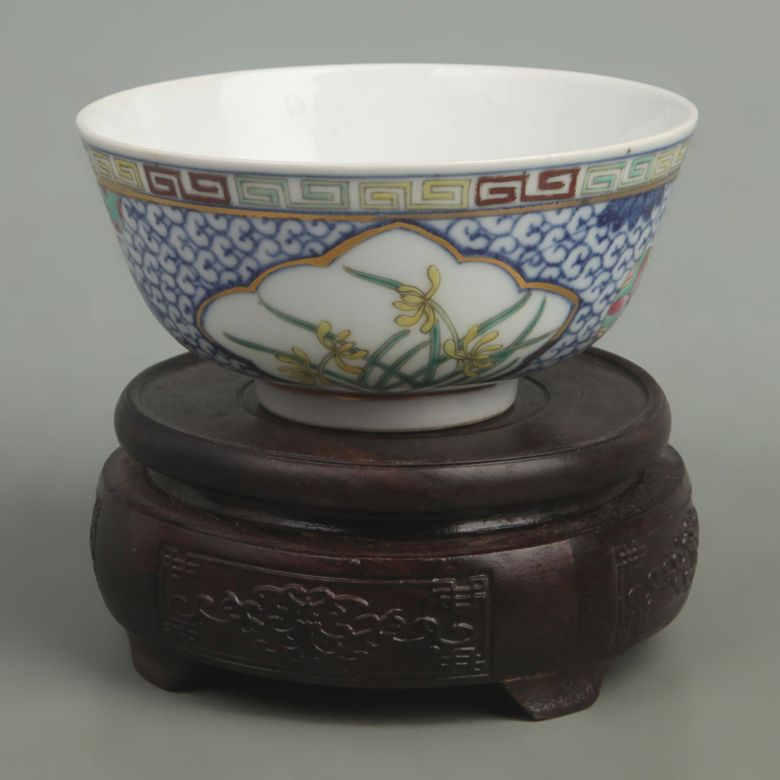 A BLUE AND WHITE FLOWER PATTERN PORCELAIN CUP: Qing Dynasty Qian Long Period, High: 2.3 inch; Diameter: 4.5 inch;