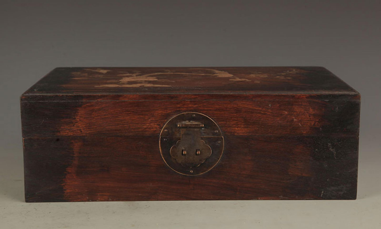 A EMBEDDED WITH SPIRAL SHELL WOOD BOX: 19th Century, High: 4.5 inch; Long: 14.00 inch; Width: 8.0 inch