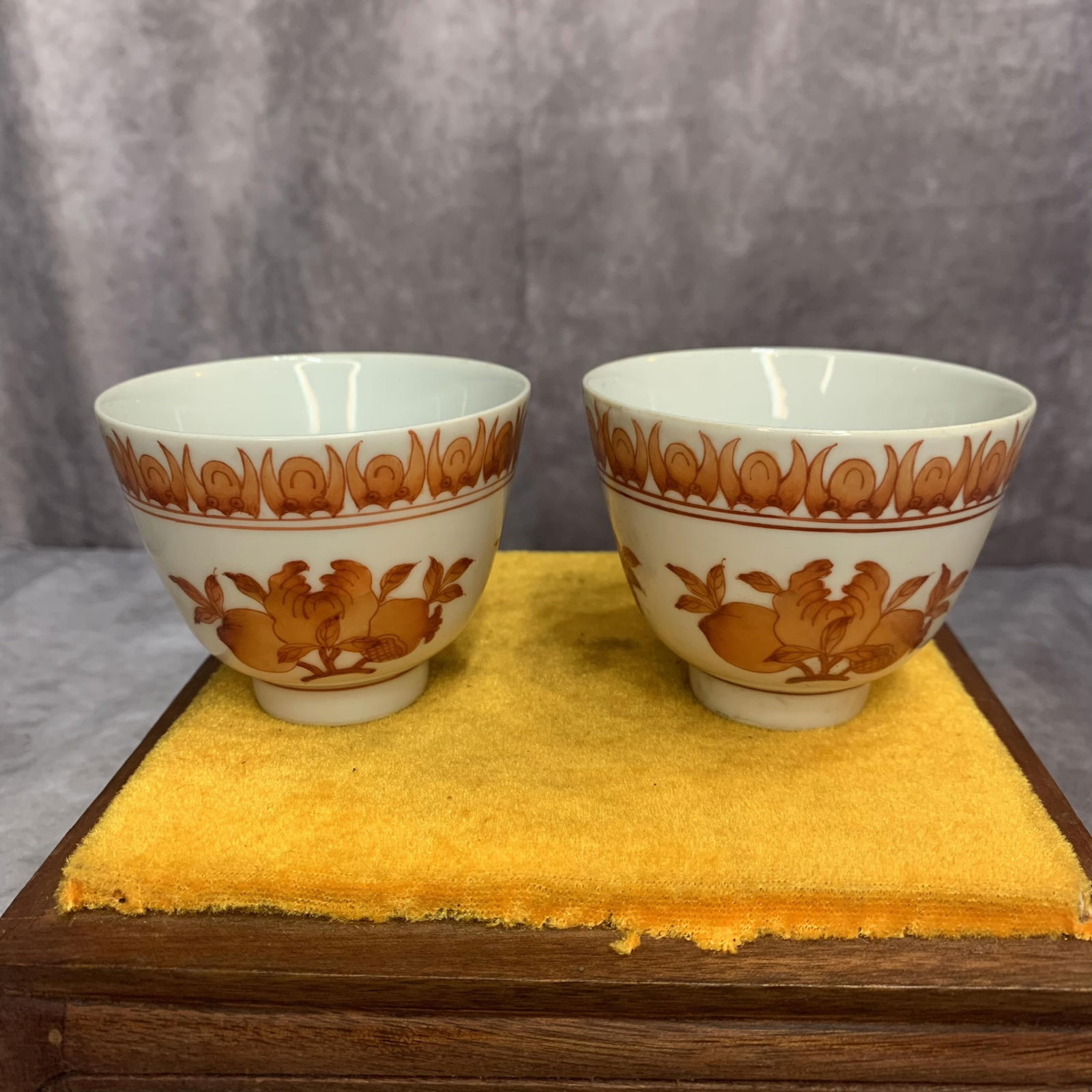 PAIR OF FAMILLE ROSE SMALL PORCELAIN CUP: Qing Dynasty; High: 2.3 inch; Diameter: 3.0 inch