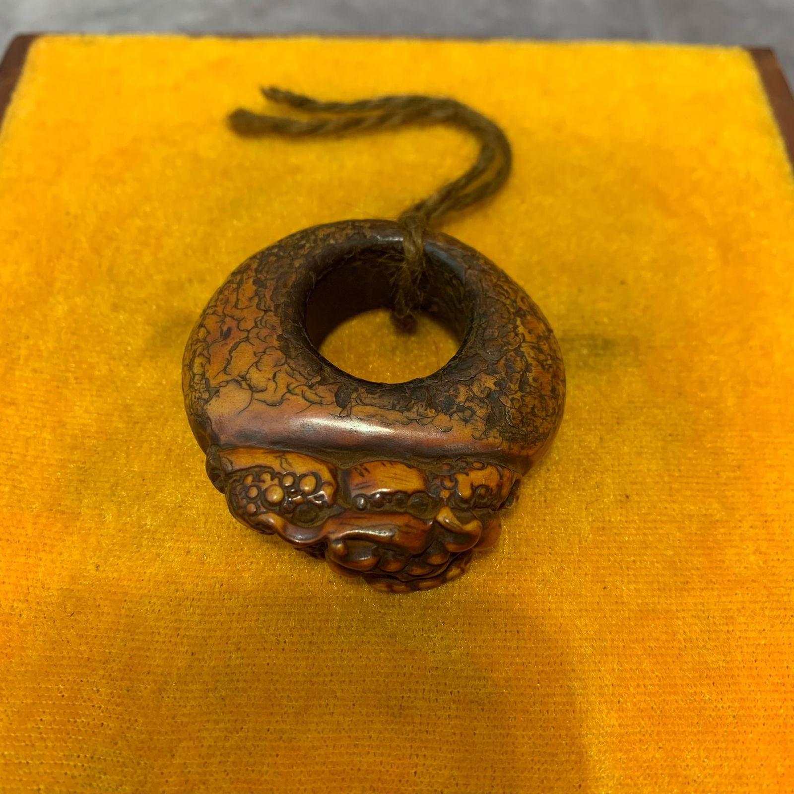 A FINE ANIMAL CARVING BOXWOOD CARVING PENDANT: Modern, Diameter: 2.1 inch