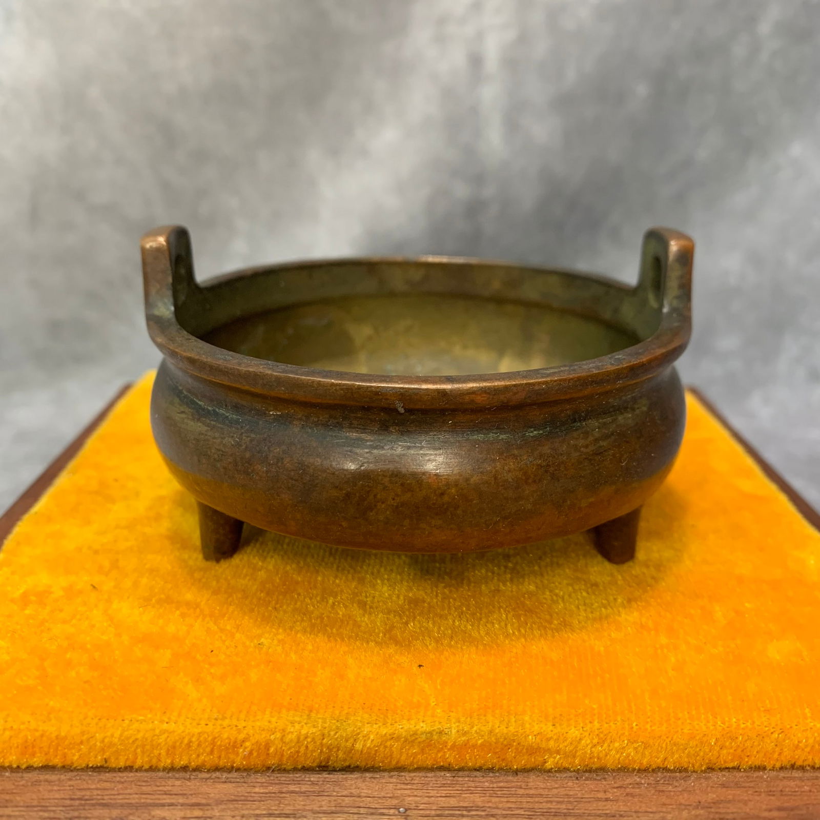 A FINE THREE LEG TWO HANDLE BRONZE CENSER: 20th Century; High: 2.1 inch; Diameter: 3.6 inch;