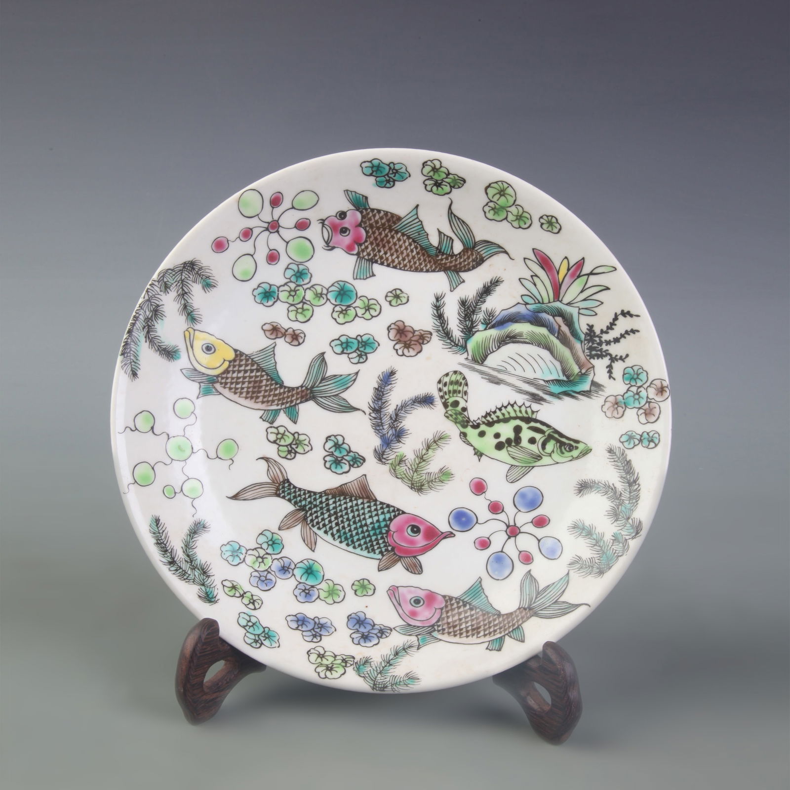 FAMILLE ROSE FISH AND ALGAE PATTERN PLATE: Qing Dynasty Yong Zheng Period; Diameter: 7.9 inch;