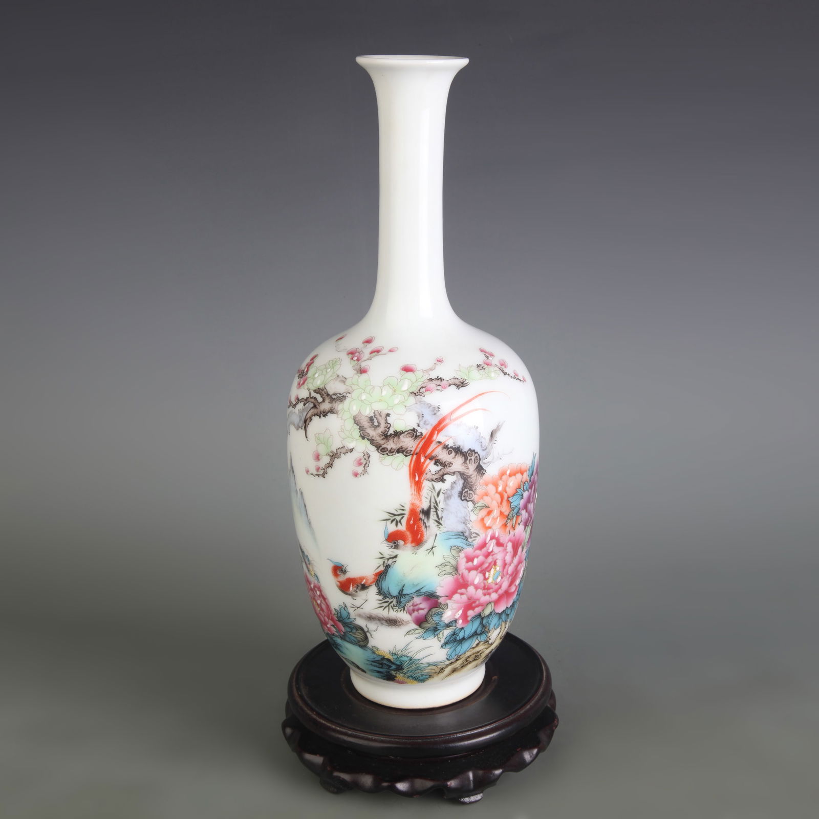 FAMILLE ROSE BIRD PATTERN LONG-NECK VASE: Qing Dynasty Qian Long Period; Diameter: 2.4 inch; High: 11.2 inch