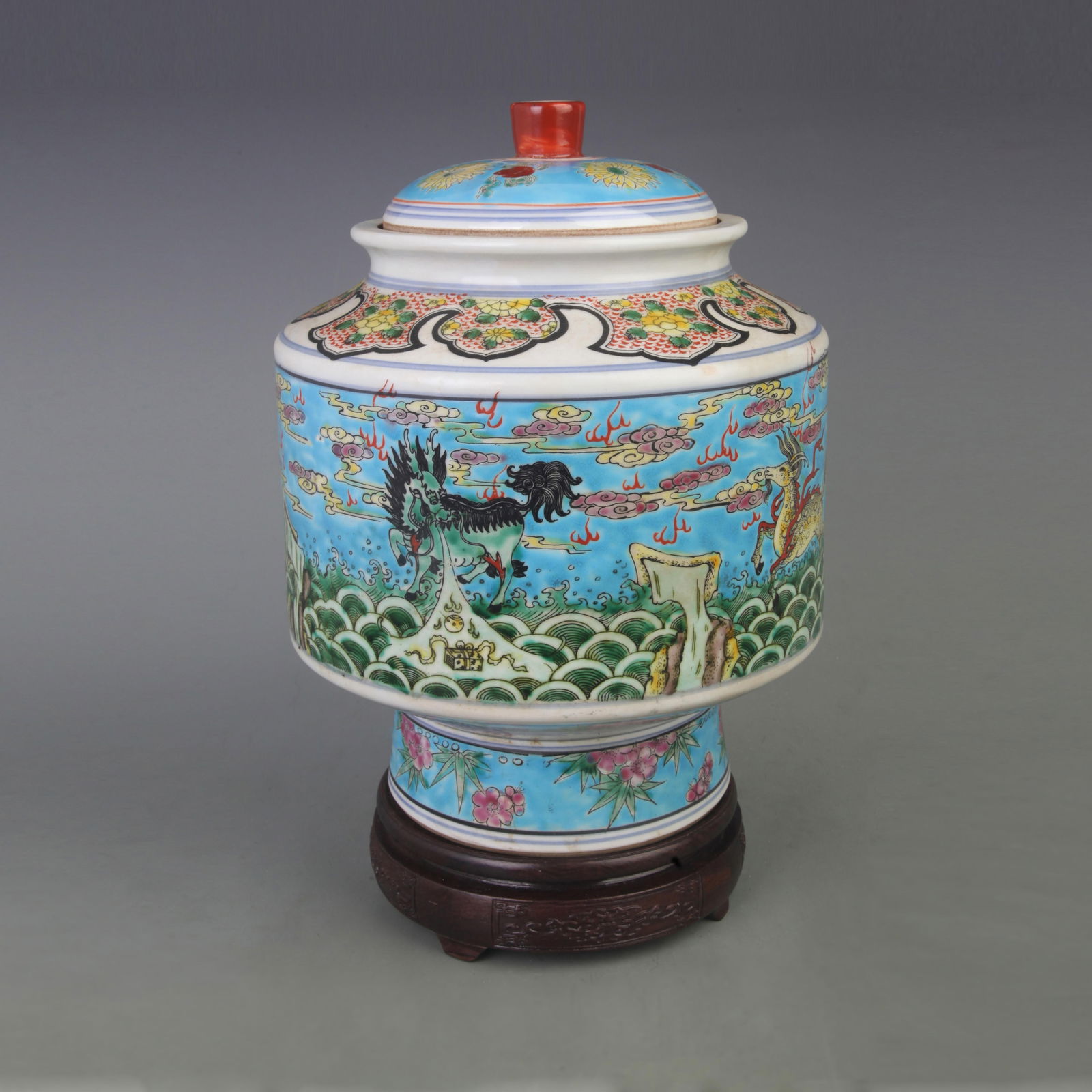 A BLUE GLAZED FAMILLE ROSE FLOWER PATTER JAR WITH LID: Qing Dynasty Kangxi Period: Diameter: 8.5 inch; High: 11.8 inch;