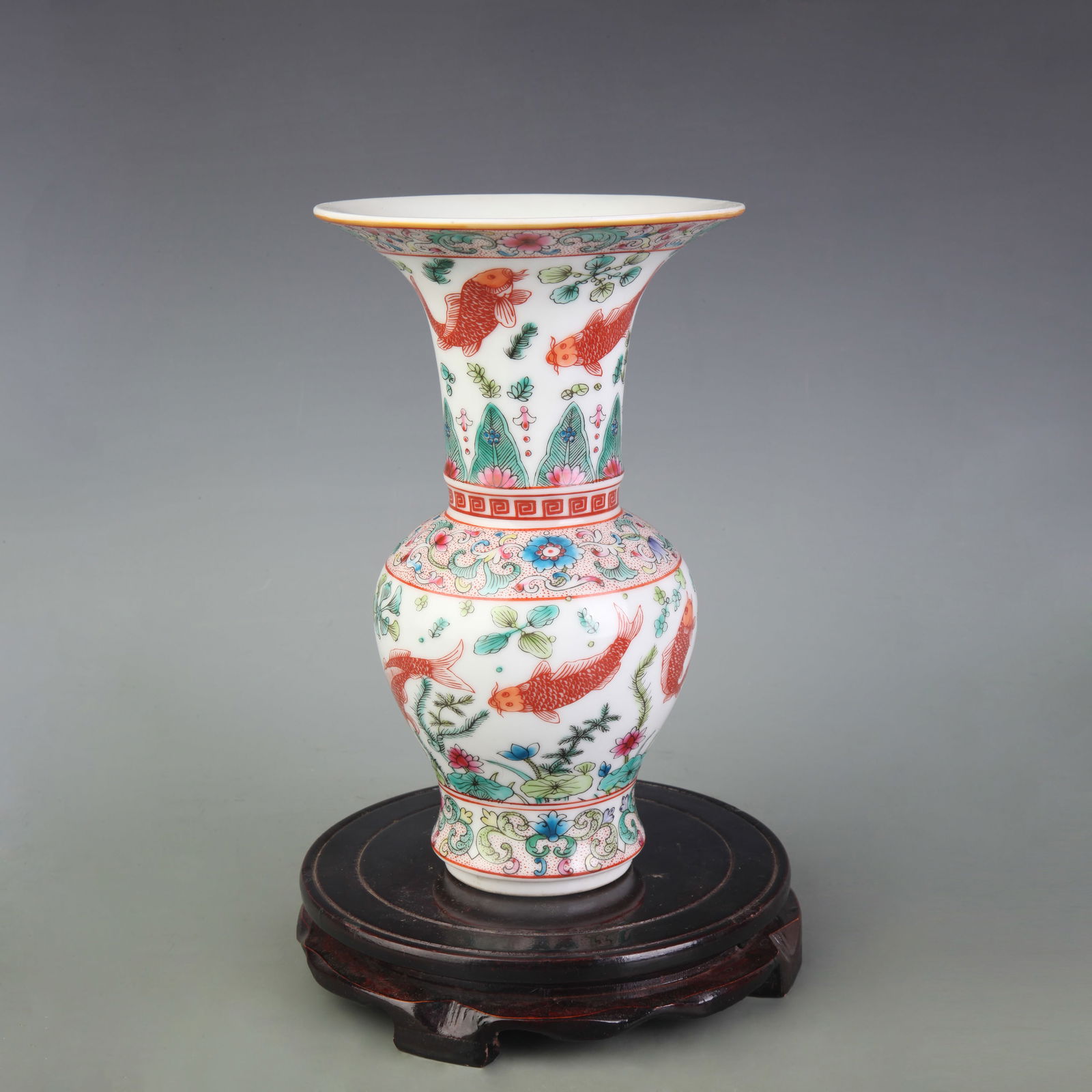 FAMILLE ROSE PORCELAIN VASE WITH FLORAL MOTIFS: Qing Dynasty Qian Long Period; Diameter: 5.8 inch; High: 9.0 inch;