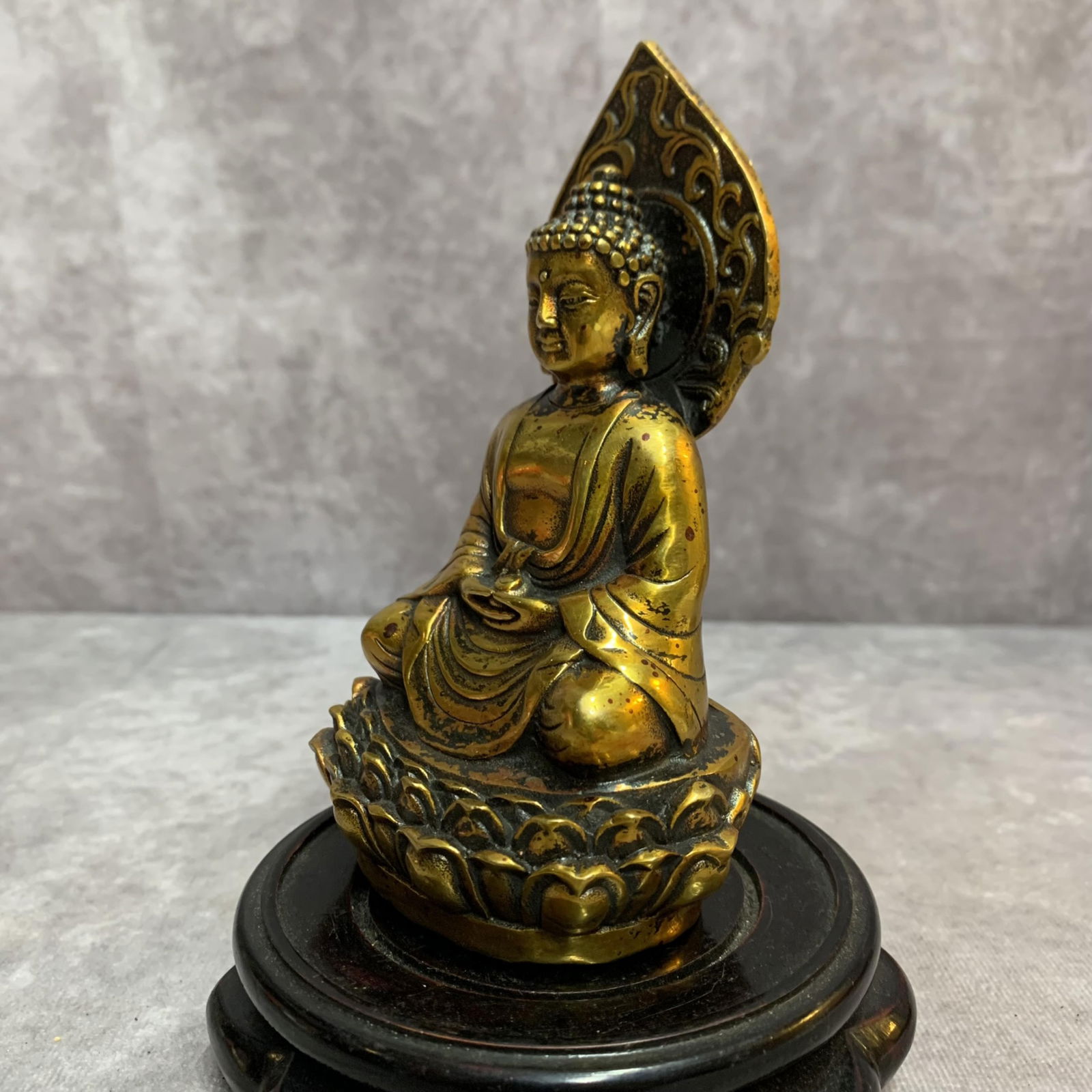 A SMALL BRONZE TATHAGATA STATUE - 2