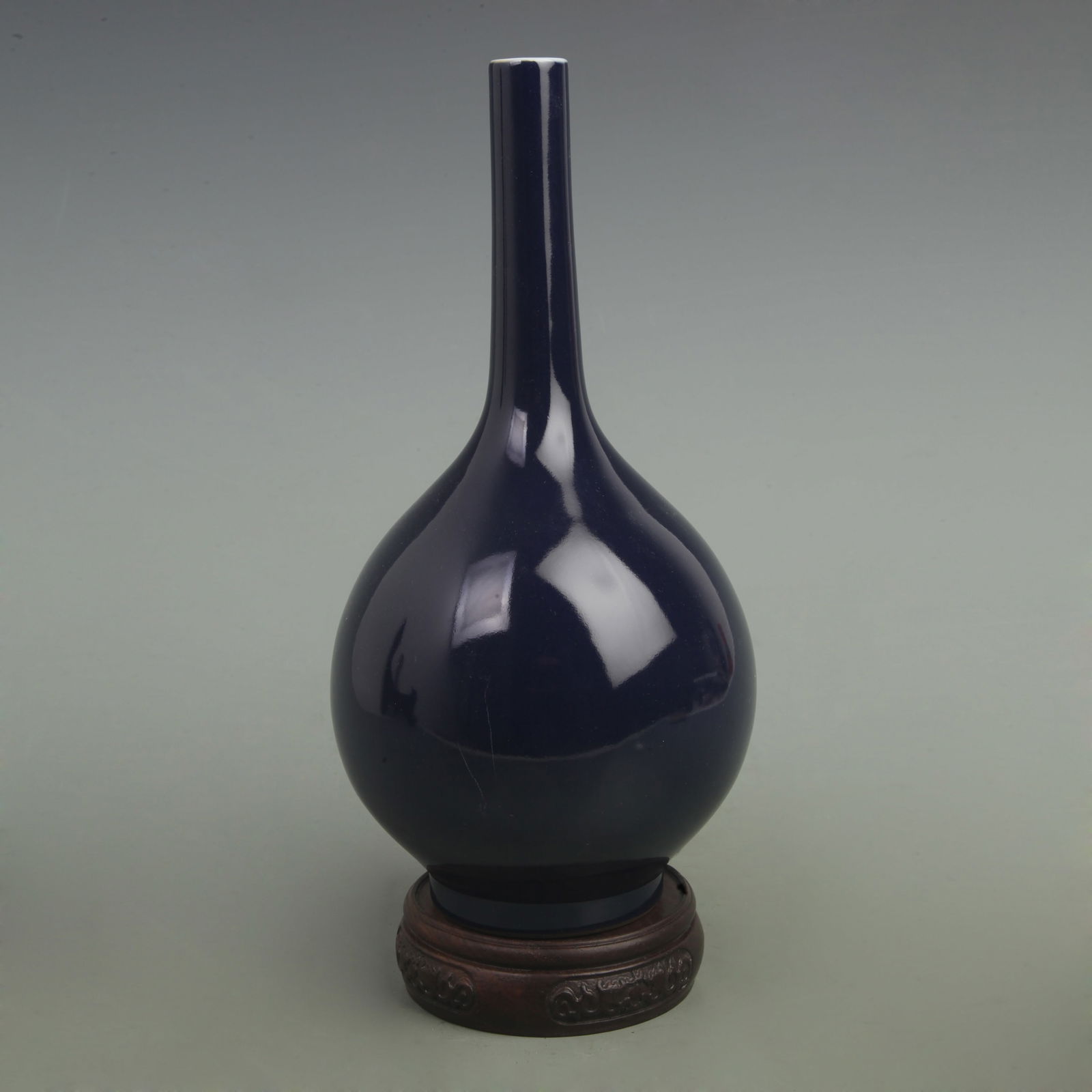 DARK BLUE COLOR GLAZE GALLBLADDER STYLE PORCELAIN VASE: Qing Dynasty Qian Long Period; High: 10 inch; Width: 5.5 inch