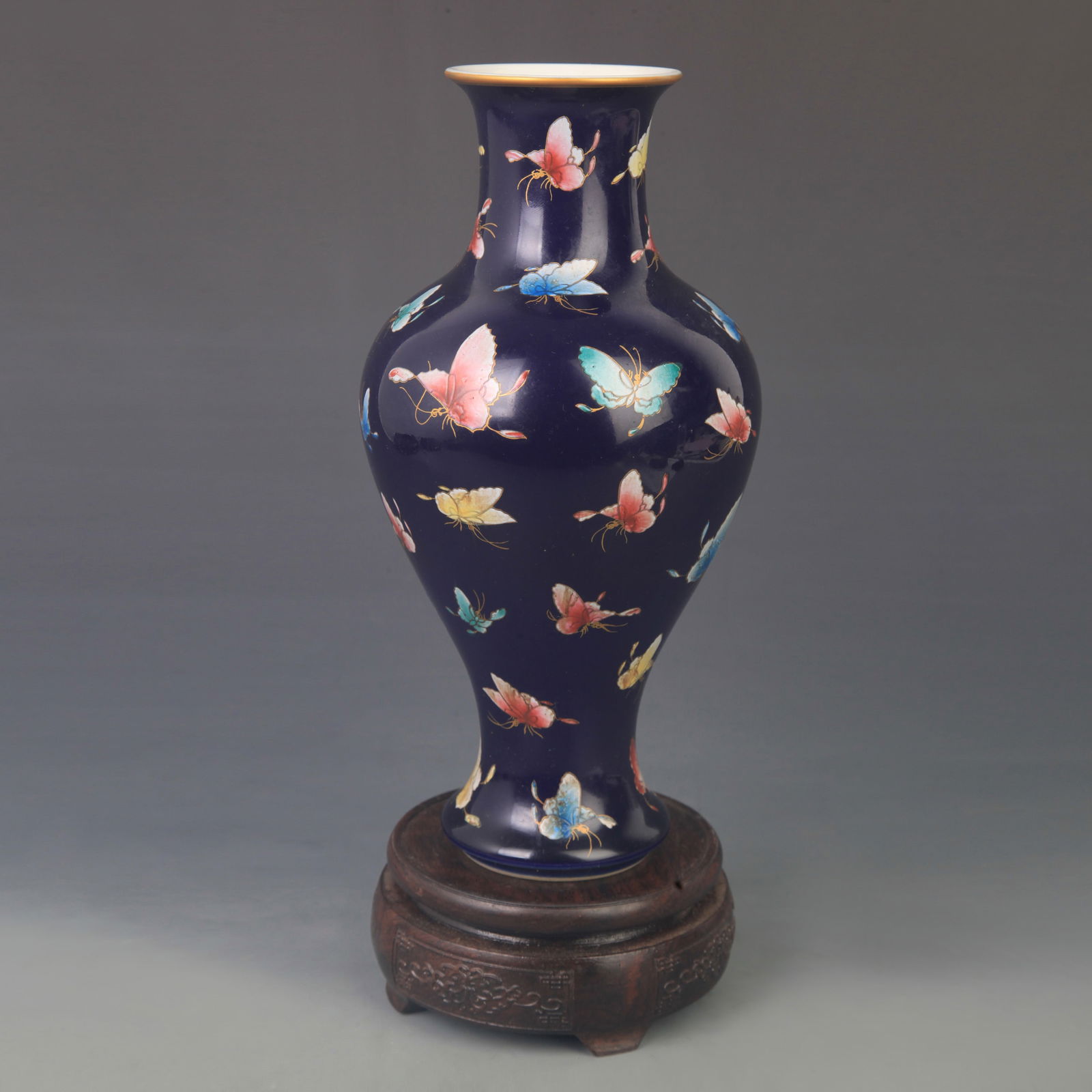 FAMILLE-ROSE HUNDRED BUTTERFLIES GUANYIN PORCELAIN VASE: Qing Dynasty Yongzhen Period Diameter:High: 10.0 inch; Diameter: 5.00 inch