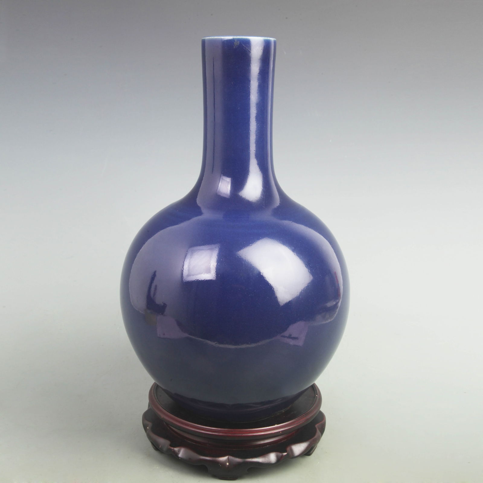 A DARK BLUE COLOR GLAZED MOON PORCELAIN BOTTLE: Qing Dynasty, High: 15 inch; Width: 9 inch;