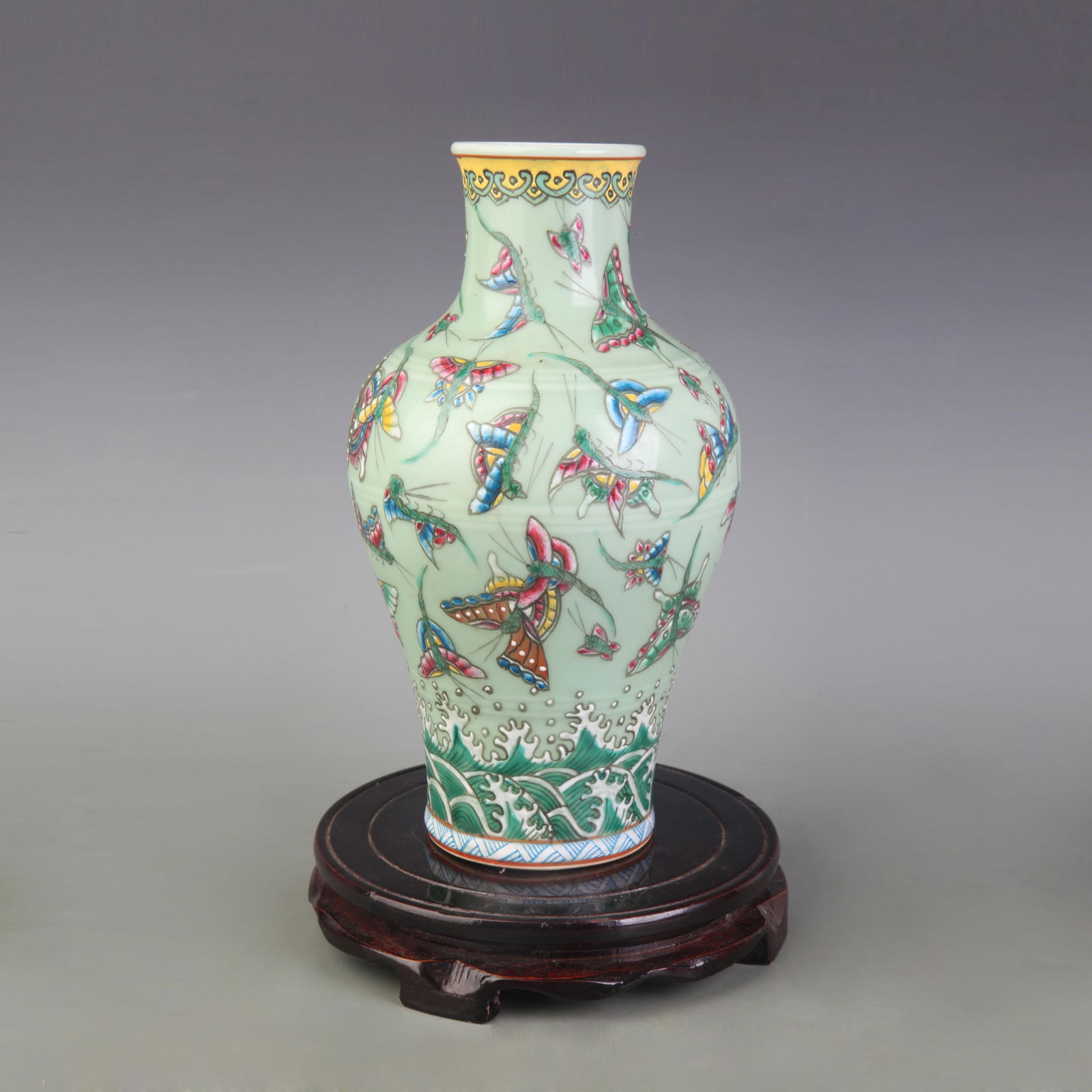 FAMILLE ROSE FLOWER AND BIRD PATTERN APPRECIATION PORCELAIN VASE: Qing Dynasty Qian Long Period; Diameter: 3.3 inch; High: 9.6 inch;