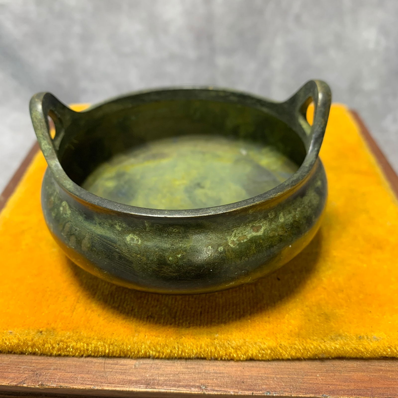 QIAN LONG NIAN ZHI MARK TRIPLE-LEGGED BRONZE INCENSE BURNER: Qing Dynasty; High: 2 inch D; 3.2 inch